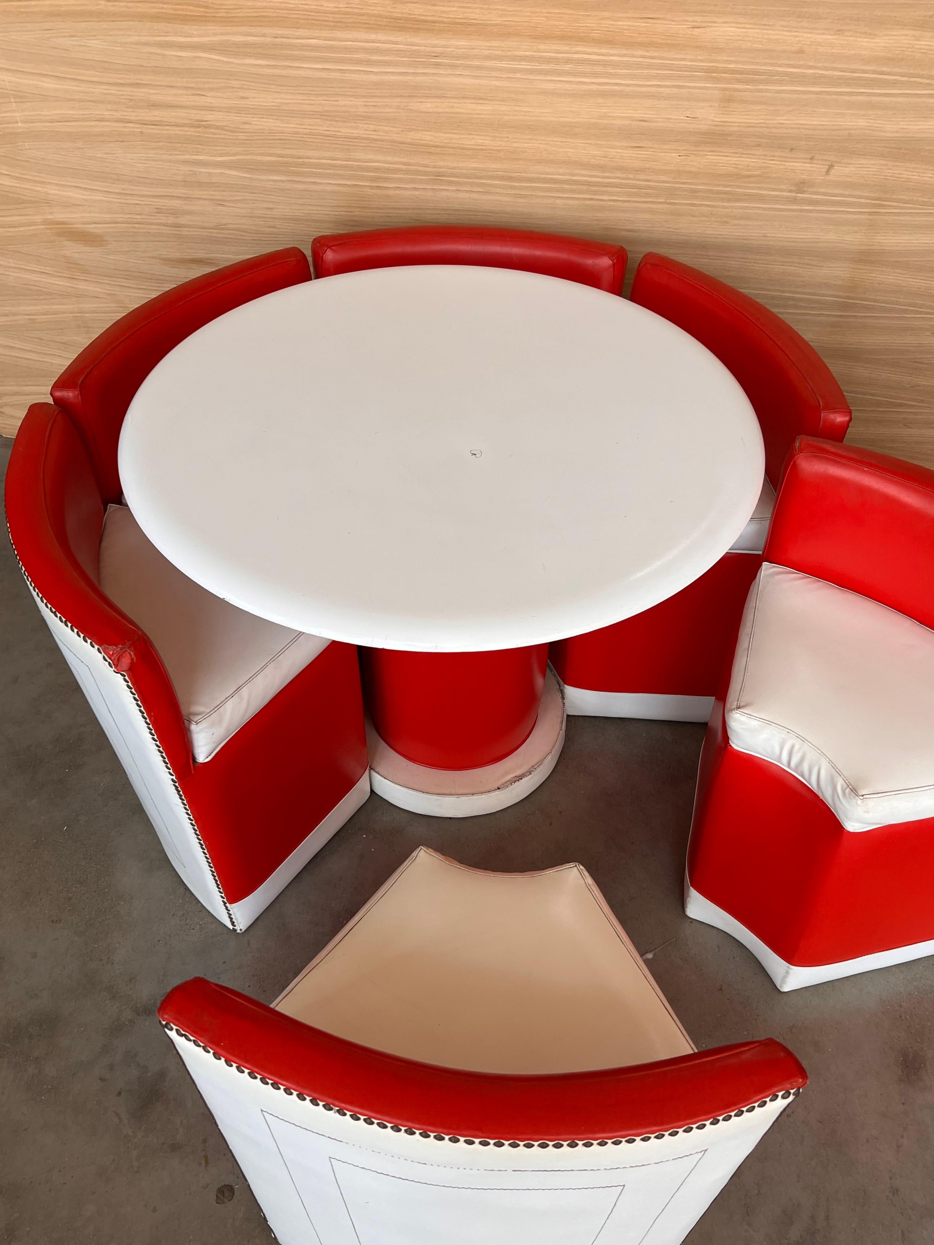 Conjunto de Mesa Redonda Vintage con Seis Sillas de Cuero Rojo y Blanco siglo XX en venta