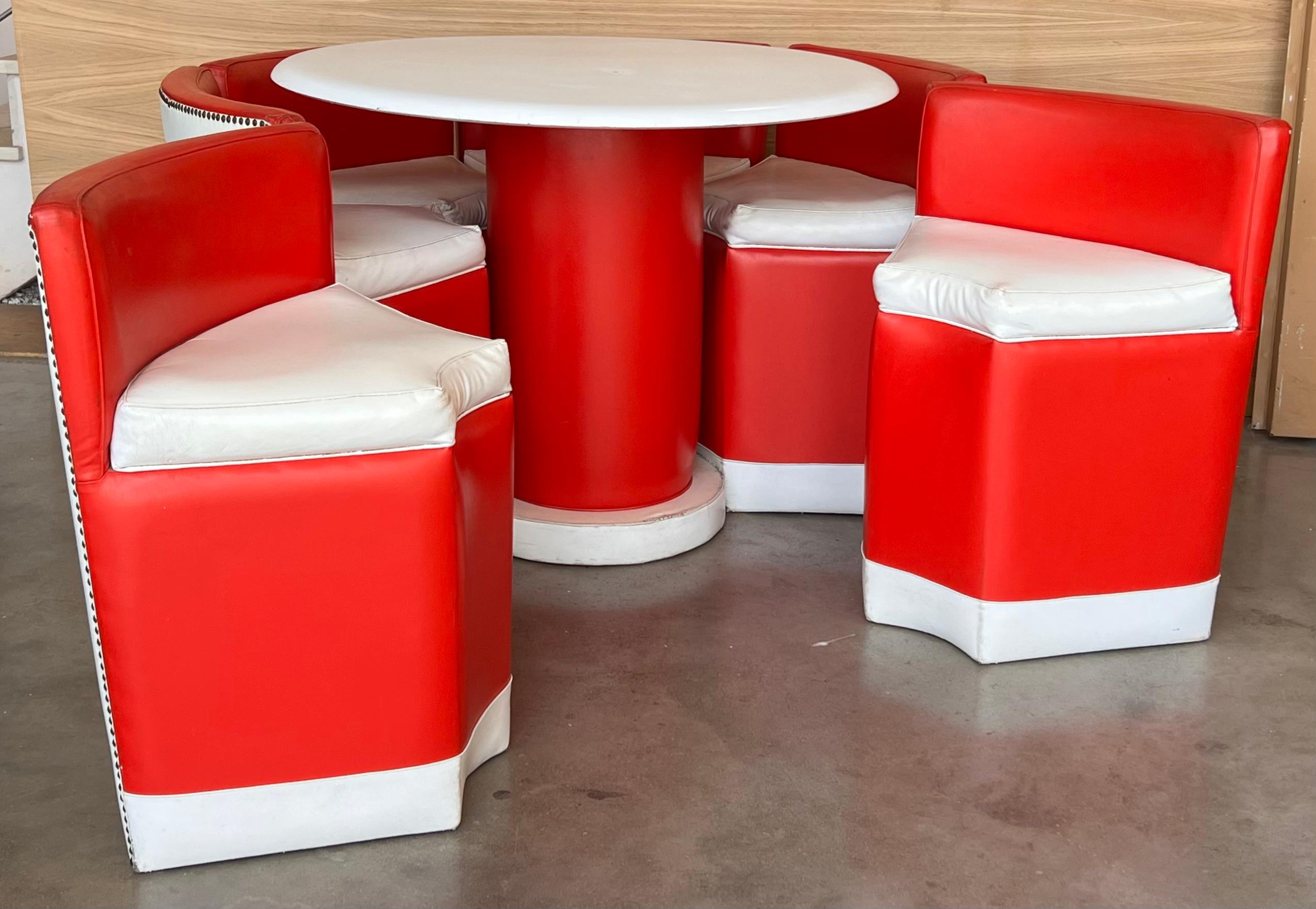Conjunto de Mesa Redonda Vintage con Seis Sillas de Cuero Rojo y Blanco en venta 1