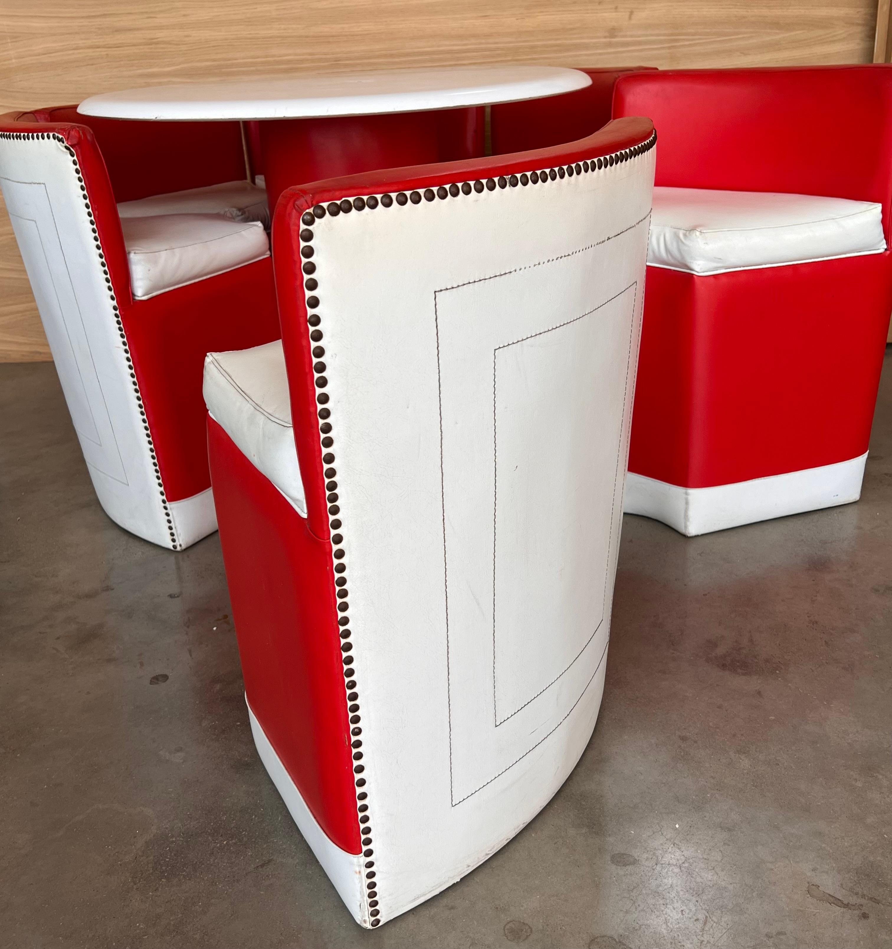 Conjunto de Mesa Redonda Vintage con Seis Sillas de Cuero Rojo y Blanco en venta 2