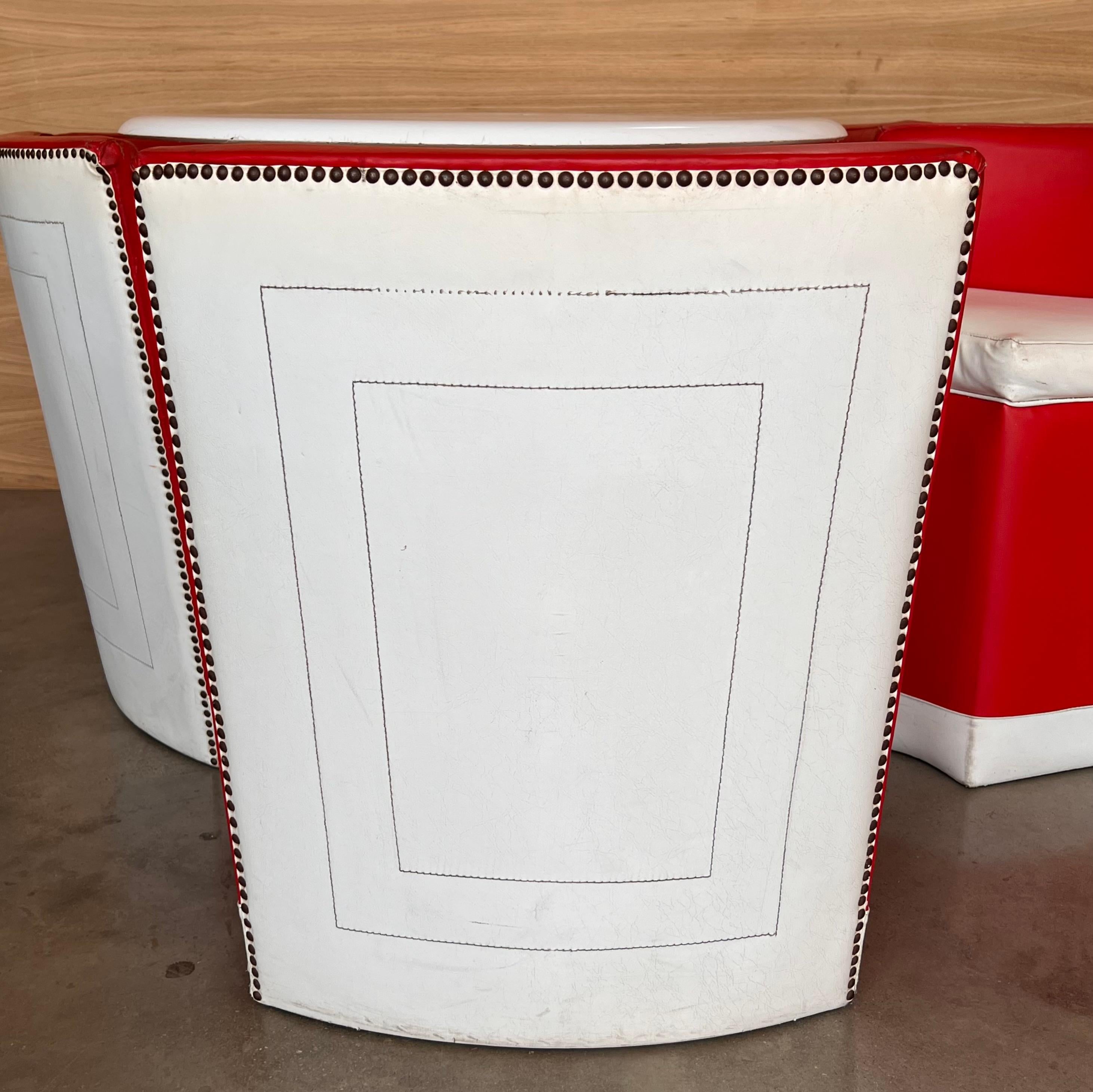 Conjunto de Mesa Redonda Vintage con Seis Sillas de Cuero Rojo y Blanco en venta 3