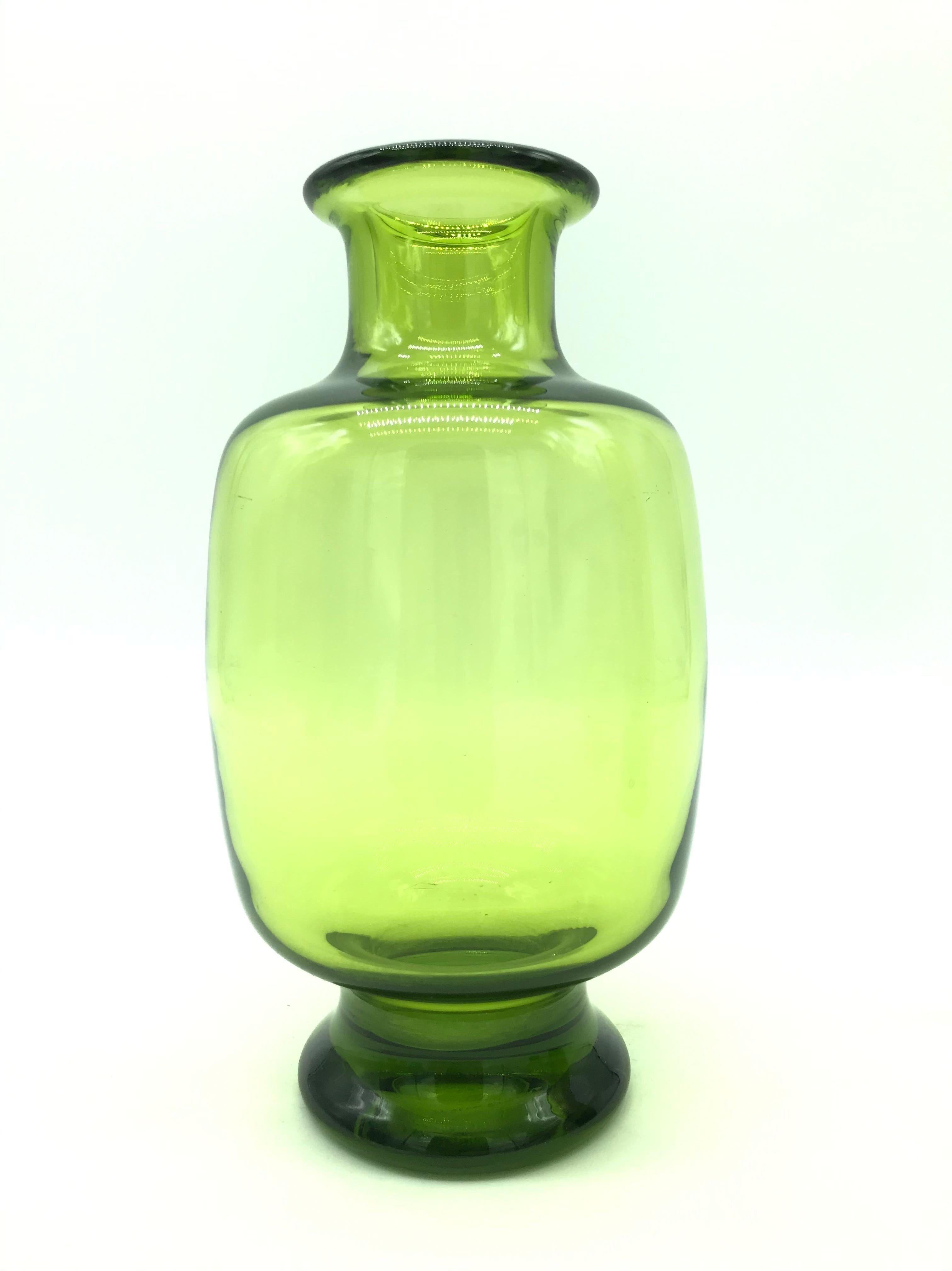 Ein seltenes Set von Royal Copenhagen Vasen entworfen von Per Lutkin für Holmegaard in einem schönen grün getönten mundgeblasenem Glas.
Alle signiert und graviert.
Per Lütken war ein dänischer Glasmacher, der vor allem durch seine Arbeiten in der