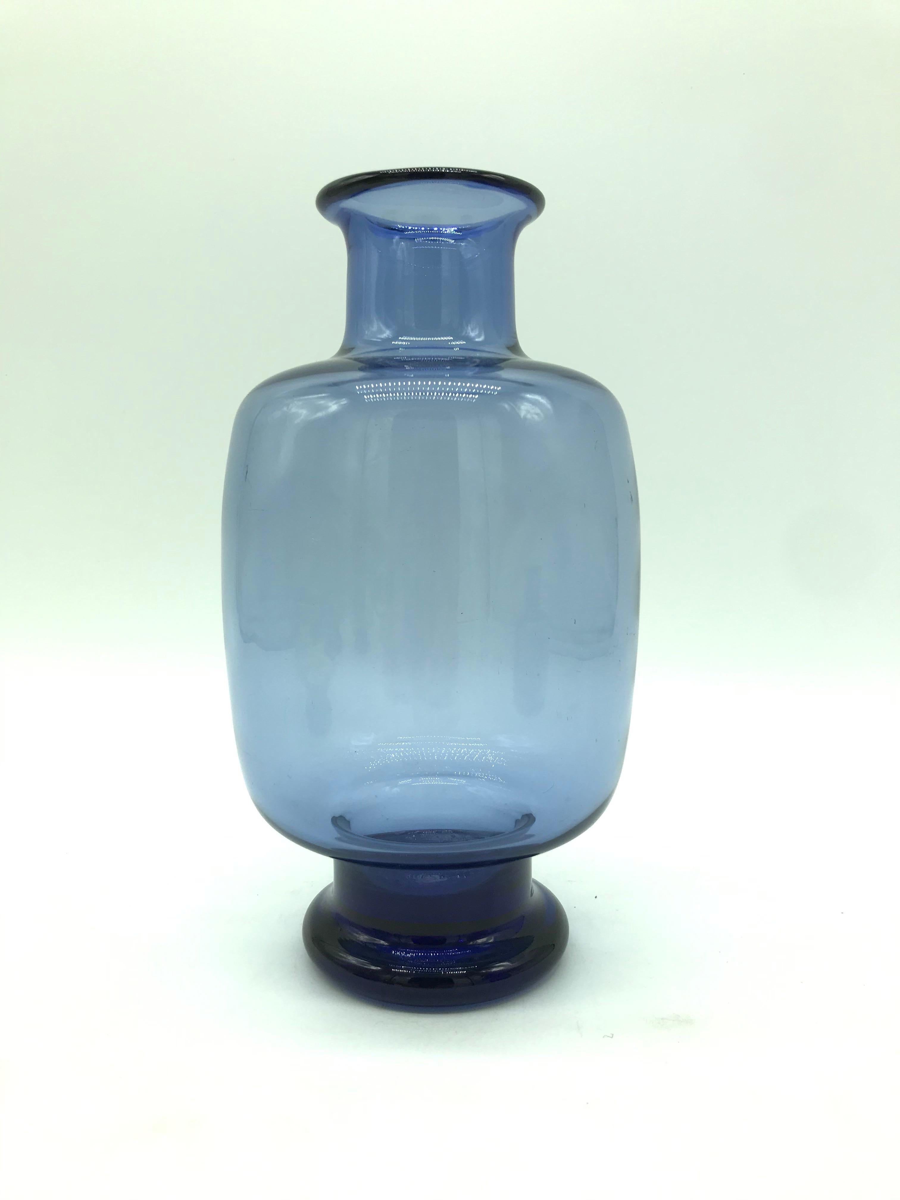 Un ensemble rare de vases vintage Royal Copenhagen conçus par Per Lutkin pour Holmegaard dans un beau verre soufflé à la main teinté vert et bleu.
Tous signés et gravés.
Per Lütken était un verrier danois, surtout connu pour ses travaux à la
