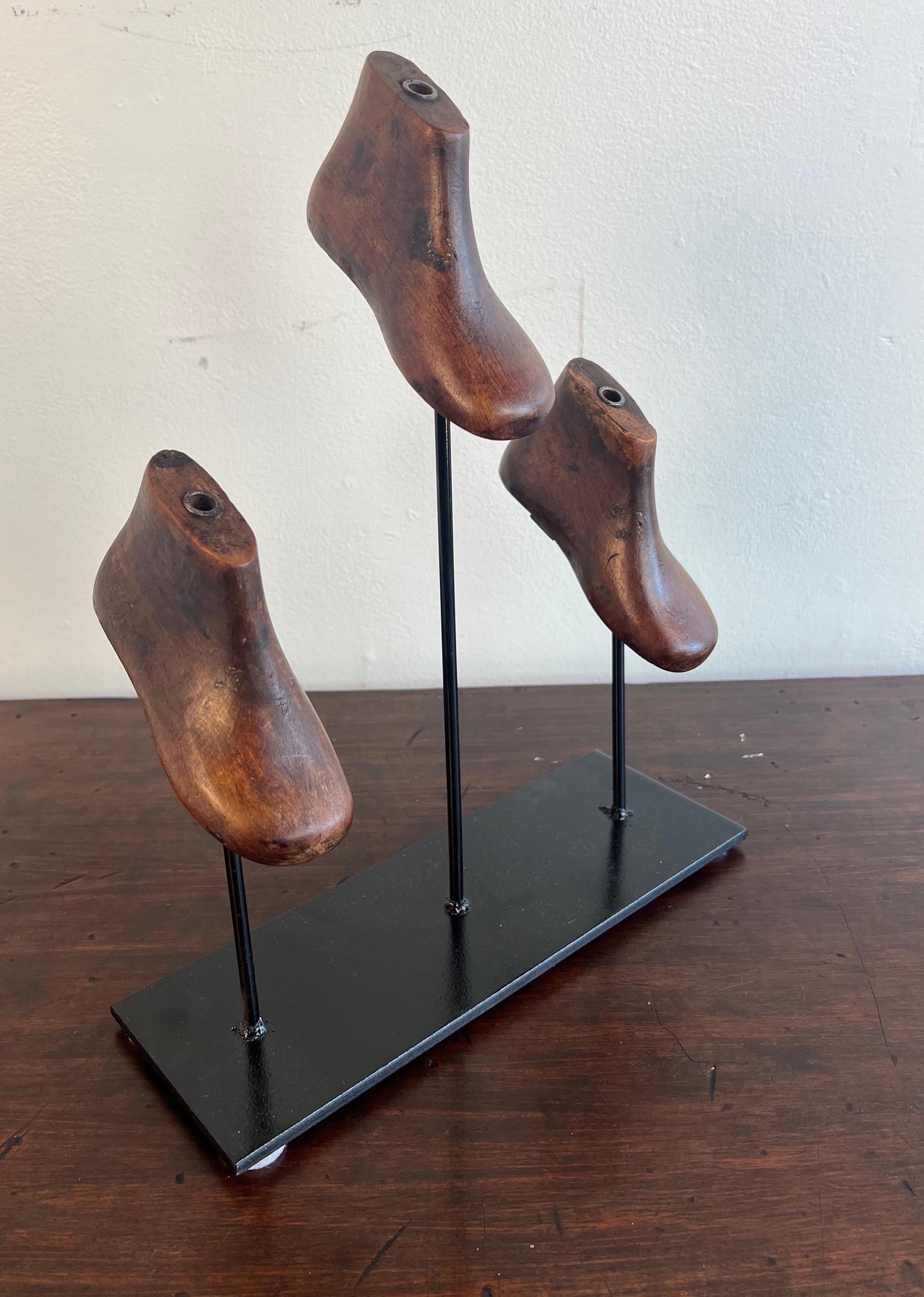 Nord-américain Ensemble de formes de chaussures vintage montées sur socle en fer en vente