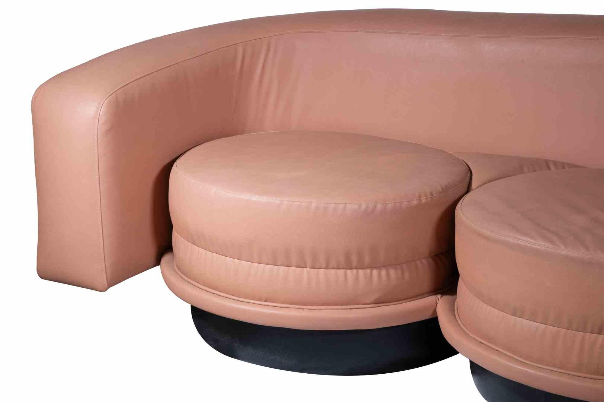 Set di divano a tre posti e due poltrone ad arco in pelle rosa di produzione italiana degli anni '60, nello stile di Franz Sartori.

Condizioni eccellenti.