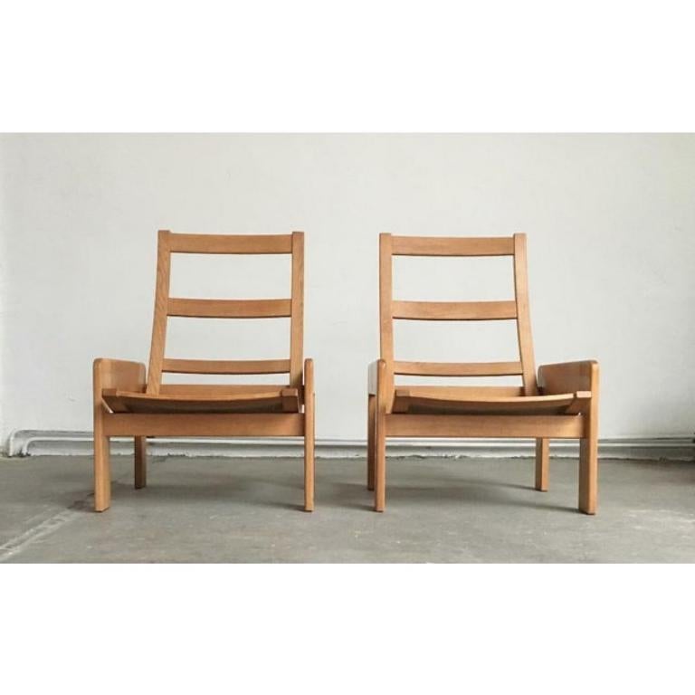 2 Easy Chairs à haut dossier du fabricant suédois Swedese d'après un design de Yngve Ekström.

Les côtés du cadre sont très étroits et sont à peine visibles de face. En revanche, sur le plan latéral, ils apparaissent très dominants. L'assise est