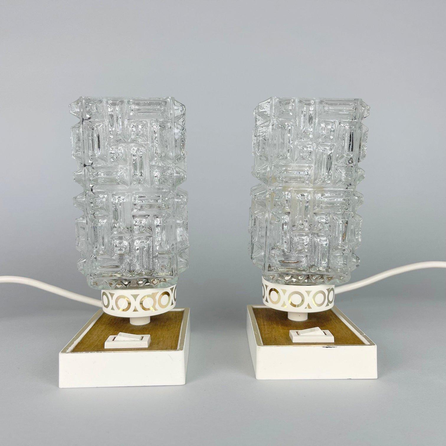 Set of two vintage table or bedside lamps. The base is made of plastic and has original switch. 
Measures: 1x40W E12-E14 bulb.