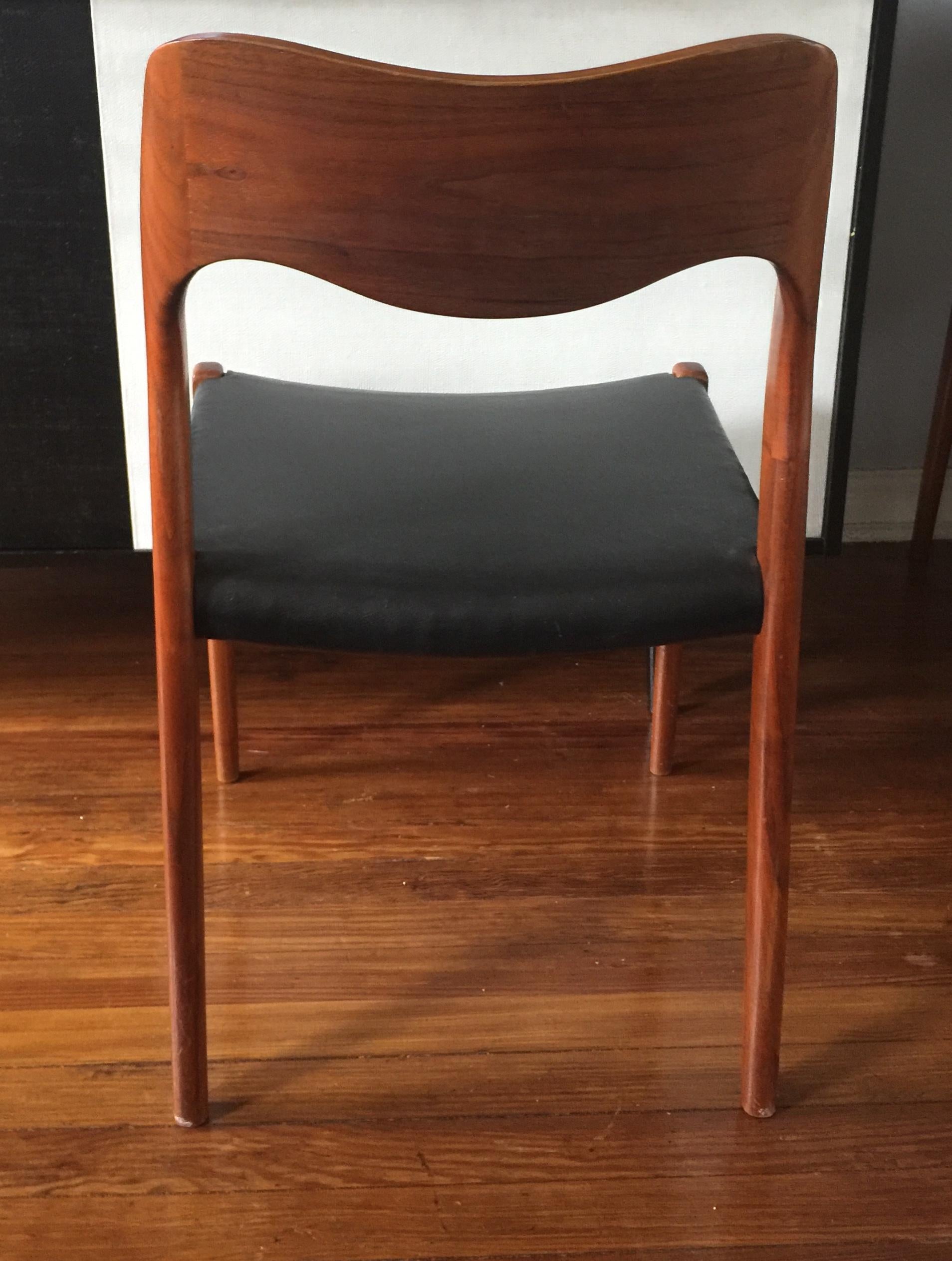 Milieu du XXe siècle Ensemble de chaises de salle à manger vintage en teck par Moller