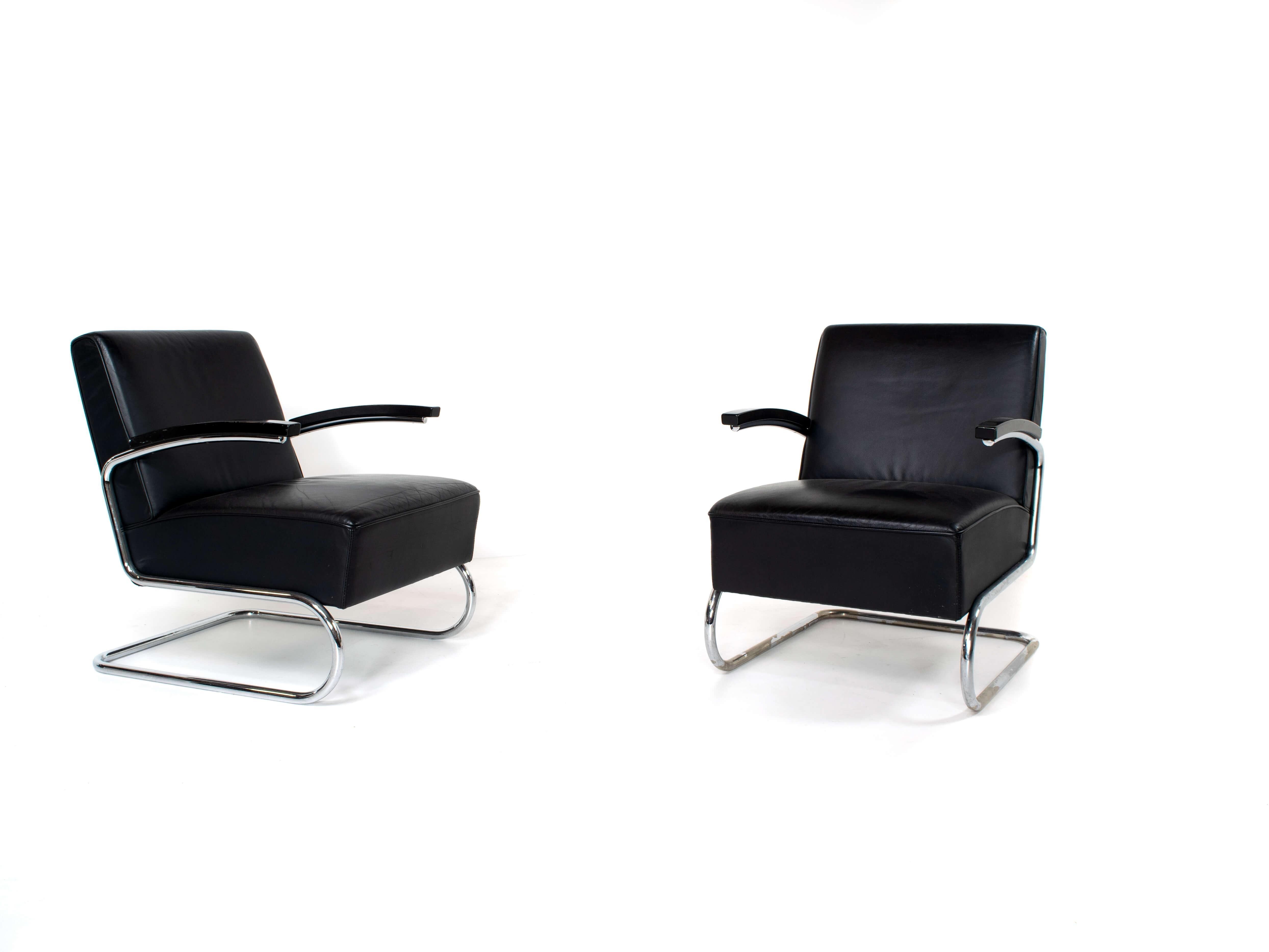 Set of two classic leather arm chairs by Thonet, model S411. Originally these were designed in 1932 by W.H. Gispen under Thonet license. These versions are probably from ~1980s. They have leather upholstery which is in very good condition. The frame