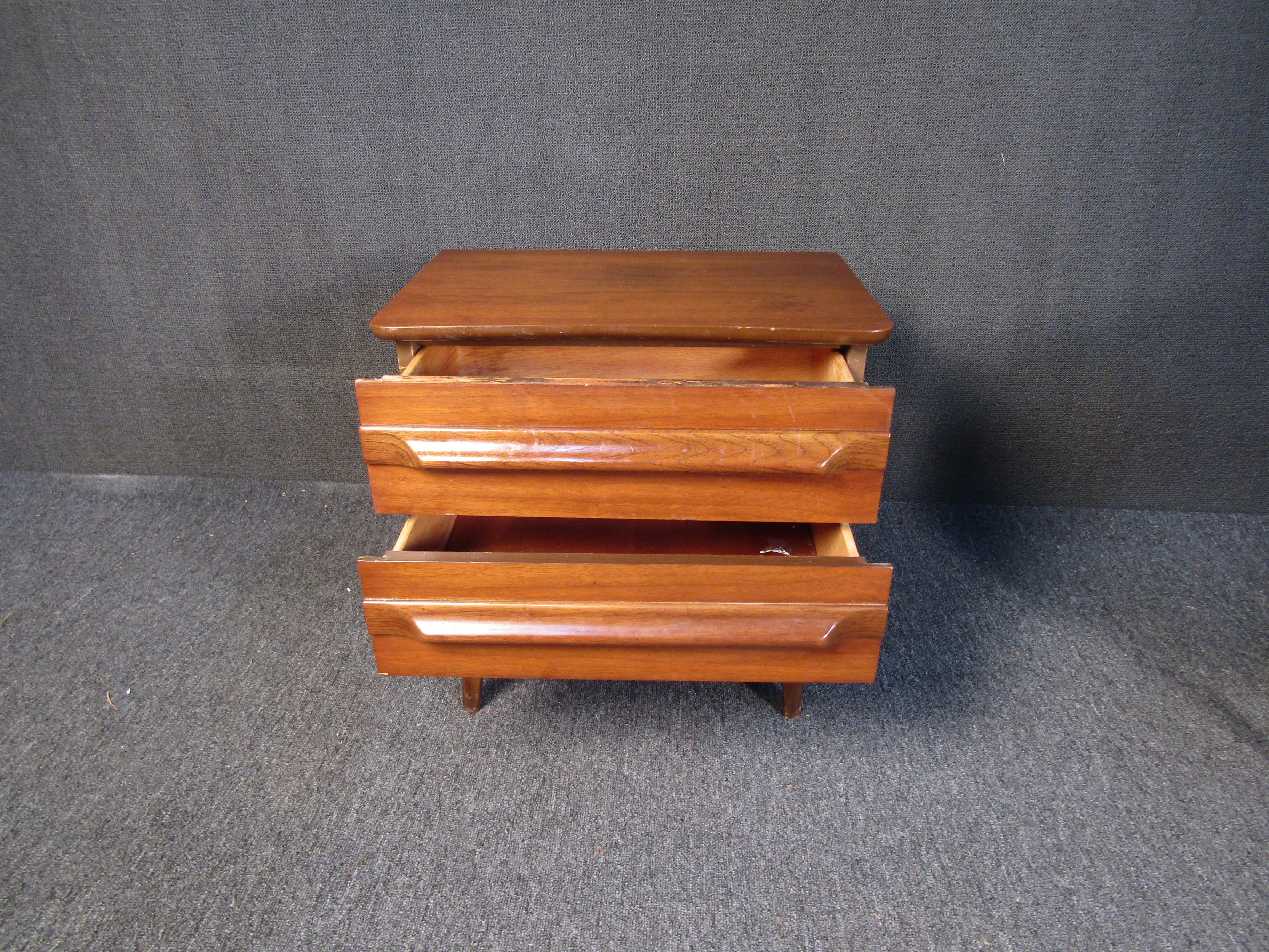 Set of Vintage Walnut Nightstands In Good Condition For Sale In Brooklyn, NY