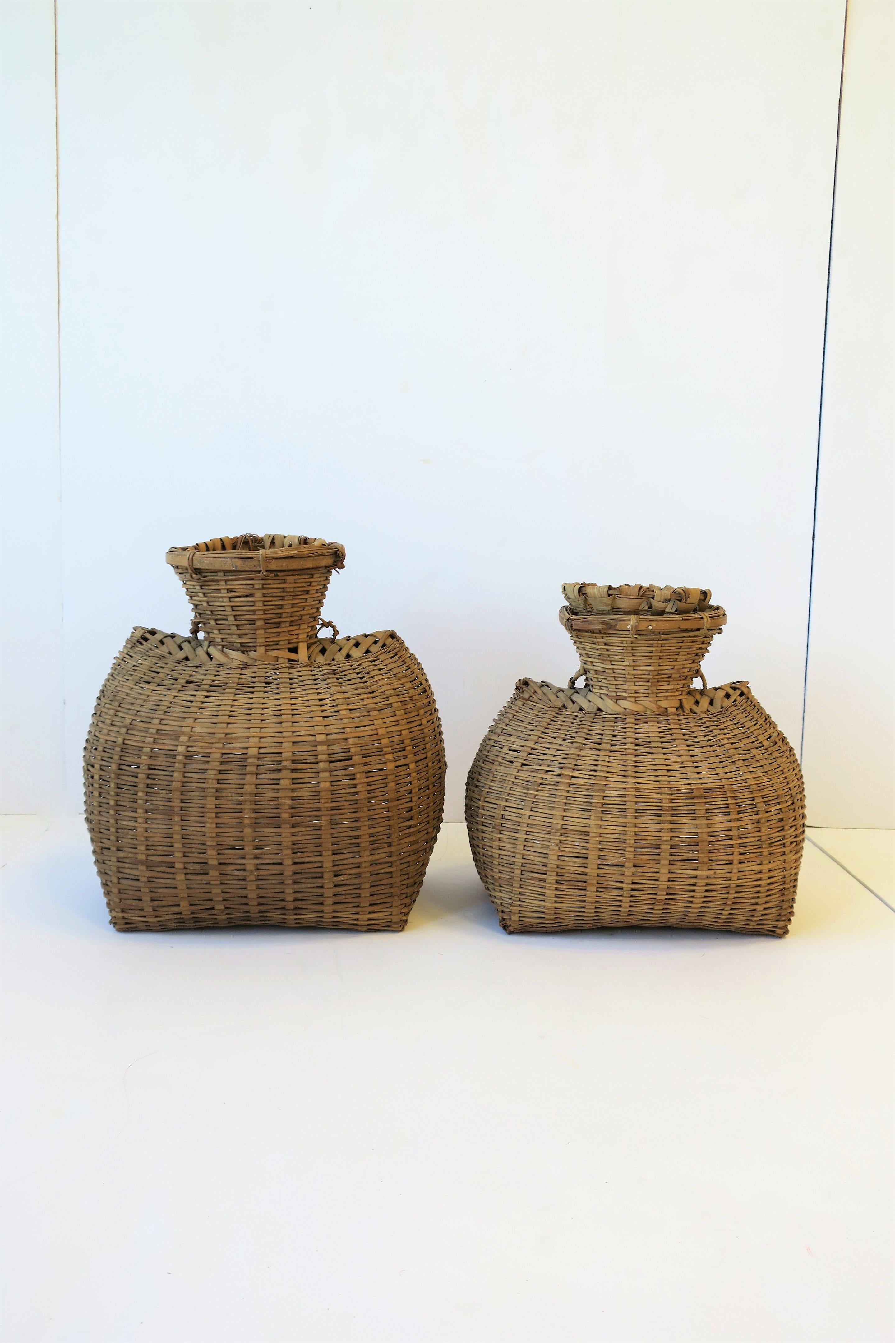 A beautiful set of Asian handwoven wicker baskets. Baskets are listed and sold as a set. 

Baskets measure: 
7.50