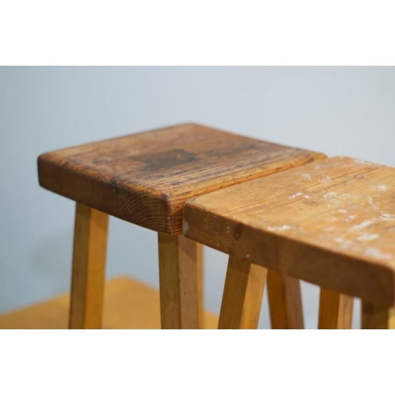 Ensemble de tabourets en bois Vintage par Charlotte Perriand pour Les Arcs, 1960s

Vintage Design
Lot de 3 tabourets en pin Charlotte Perriand pour 1800 Arcs. Assise carrée. Quatre pieds. Provenance : Résidence La grive à aiguille. 1960s. Très bon