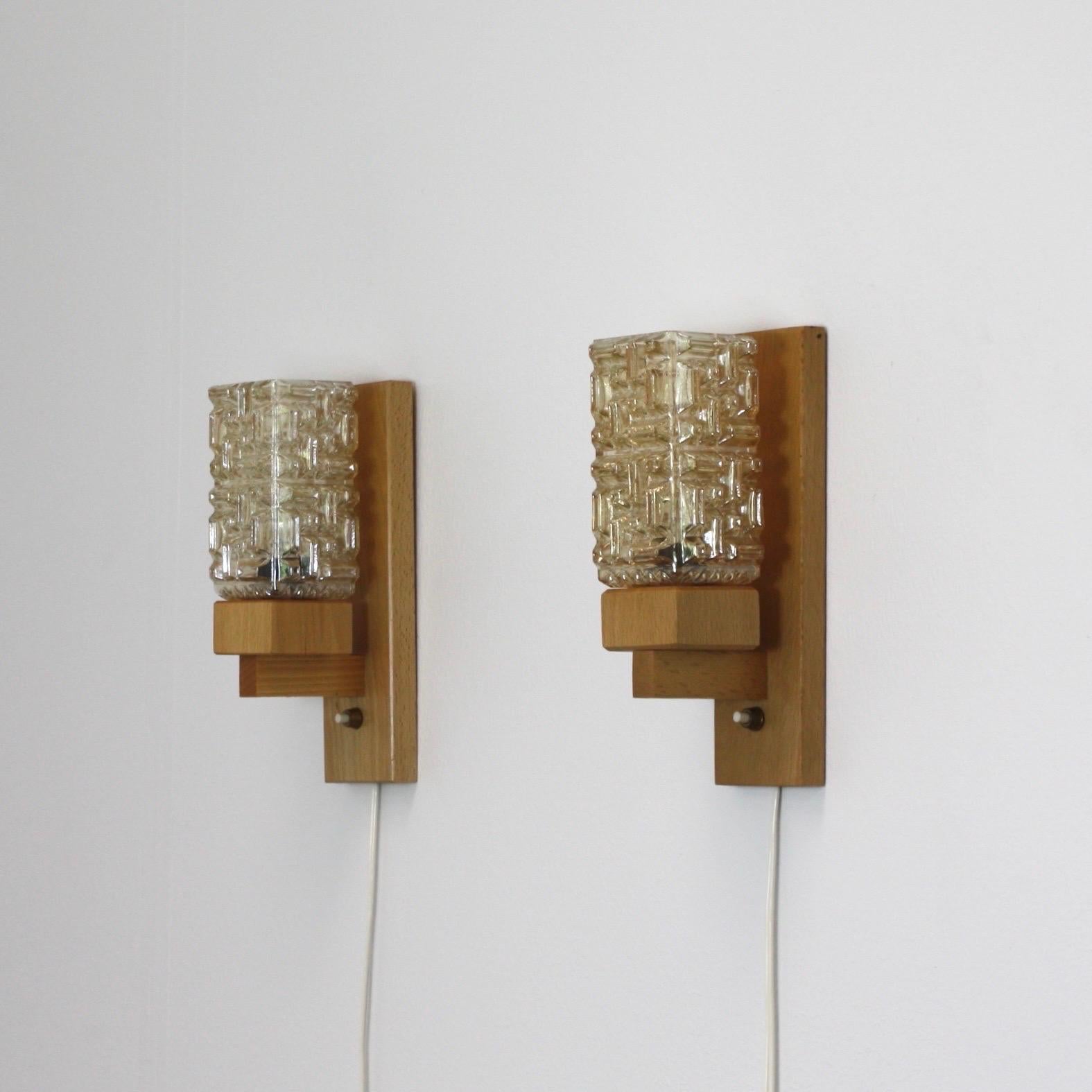 Set of 'Vitrika' Wall Lamps in Beech wood & Amber Glass, Denmark, 1970s In Good Condition For Sale In Værløse, DK