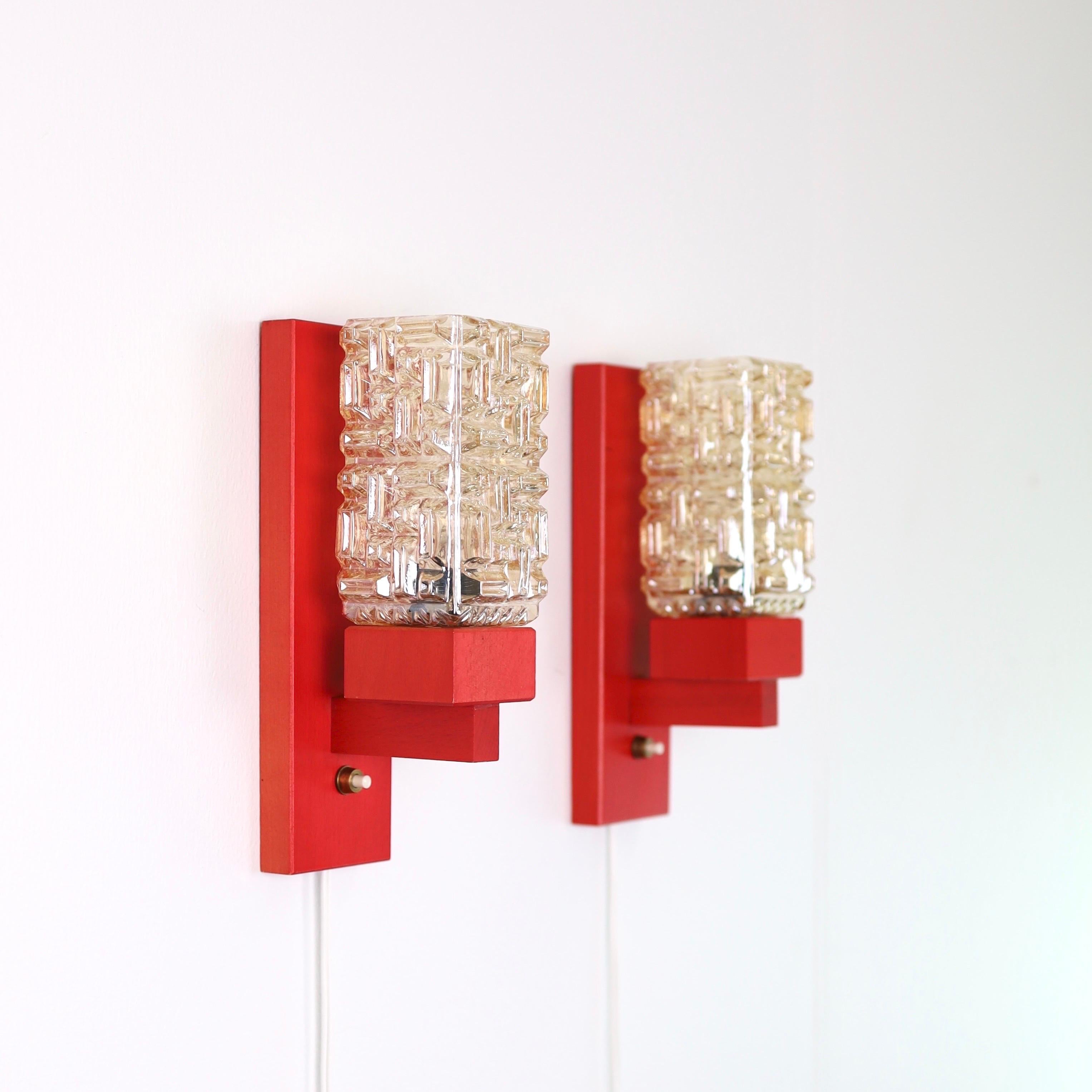 Set of 'Vitrika' Wall Lamps in Red stained wood & Amber Glass, Denmark, 1970s In Good Condition For Sale In Værløse, DK