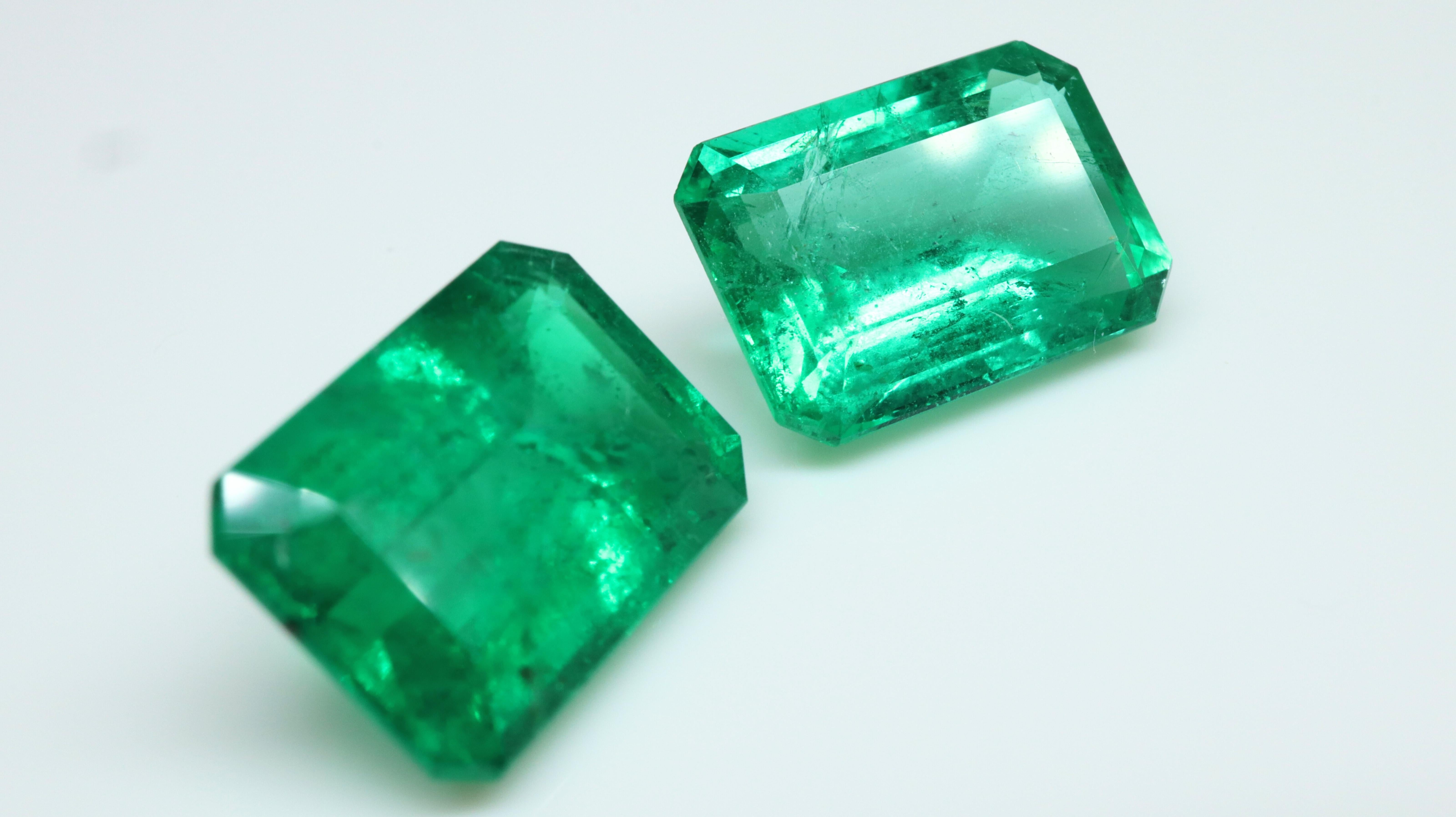 Modern Set of Vivid Emeralds ca.10x7 4.22ct For Sale