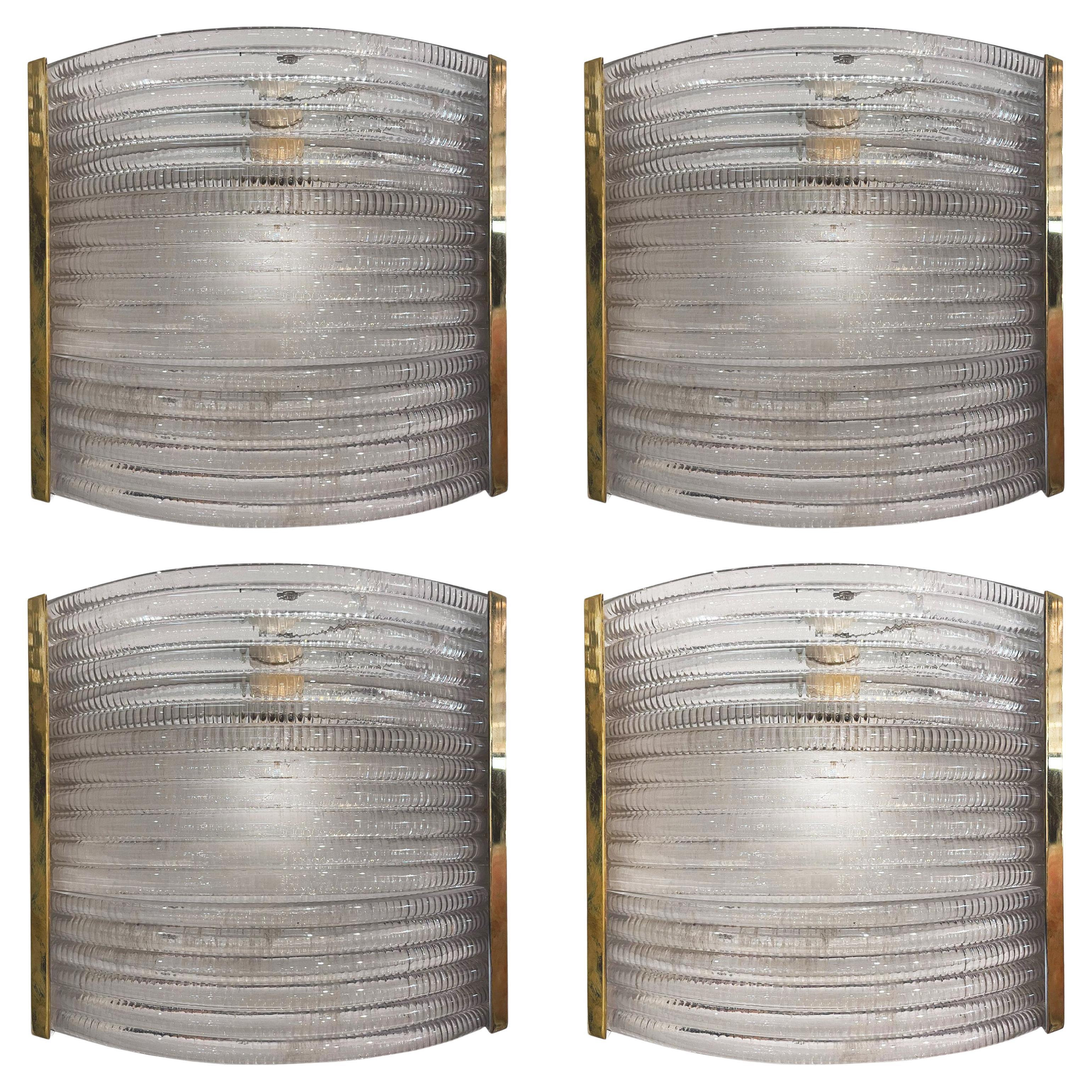 Conjunto formado por 4 apliques de pared de puro cristal de Murano del prestigioso horno Venini. Hay 6 juegos disponibles para un total de 24 apliques que pueden superponerse en columna o en paralelo para componer una magnífica solución de