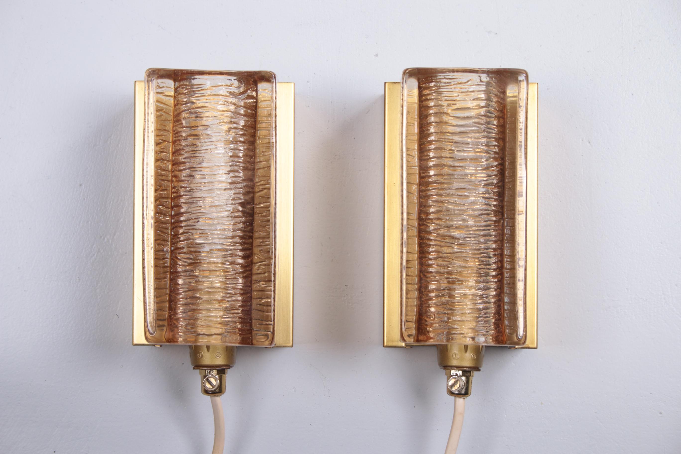 Danish design wall lamp from the sixties/seventies.

The vintage wall lamp has a brass fixture and glass trestle. The lamp is of the brand Vitrika and type Atlantic. The condition is good, wiring has been checked.
    
