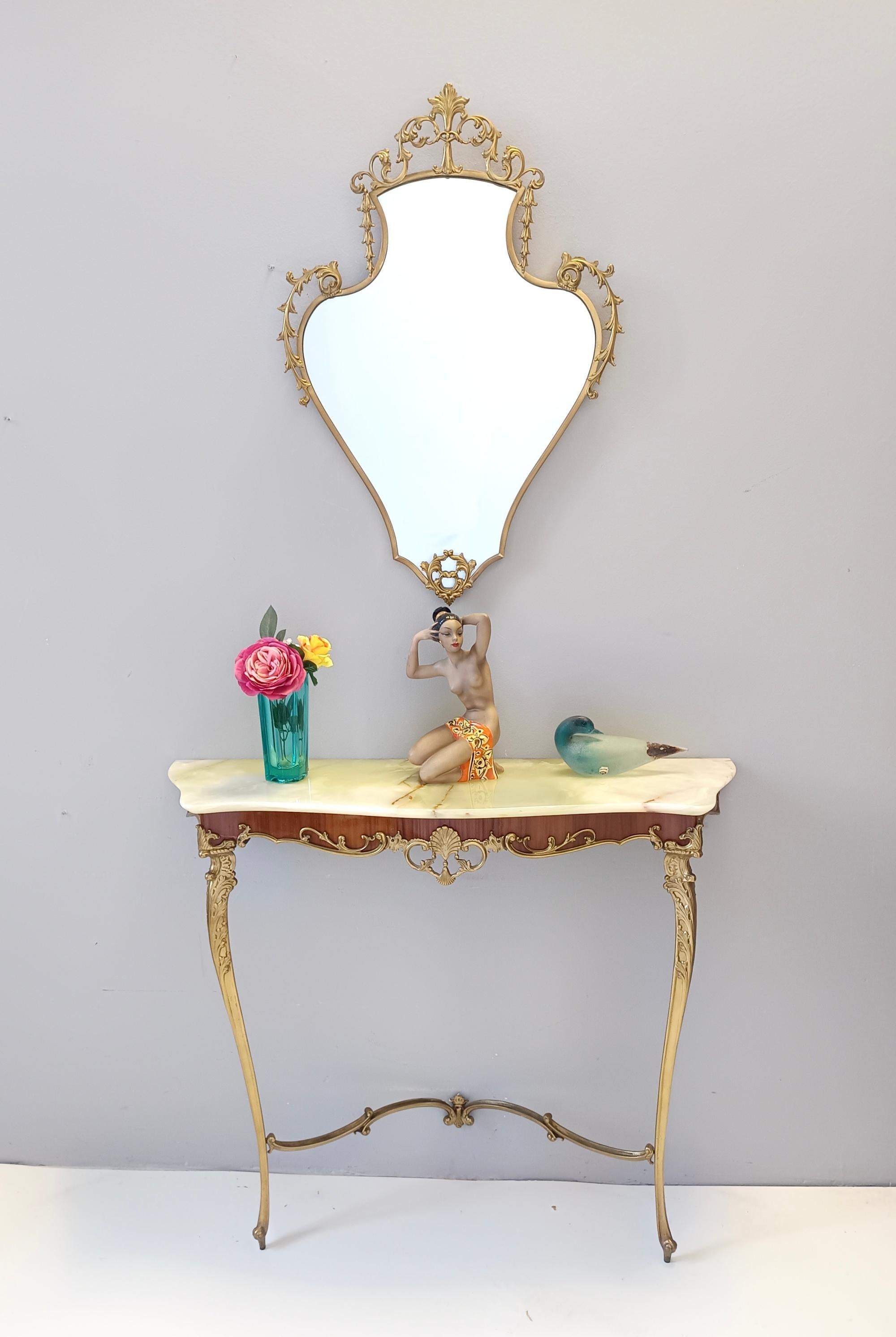 Fabriqué en Italie, années 1960.
La table console est dotée d'un plateau en onyx et d'un cadre en laiton et en noyer noir.
Le miroir a un cadre en laiton.
Ils peuvent présenter de légères traces d'utilisation puisqu'ils sont vintage, mais ils