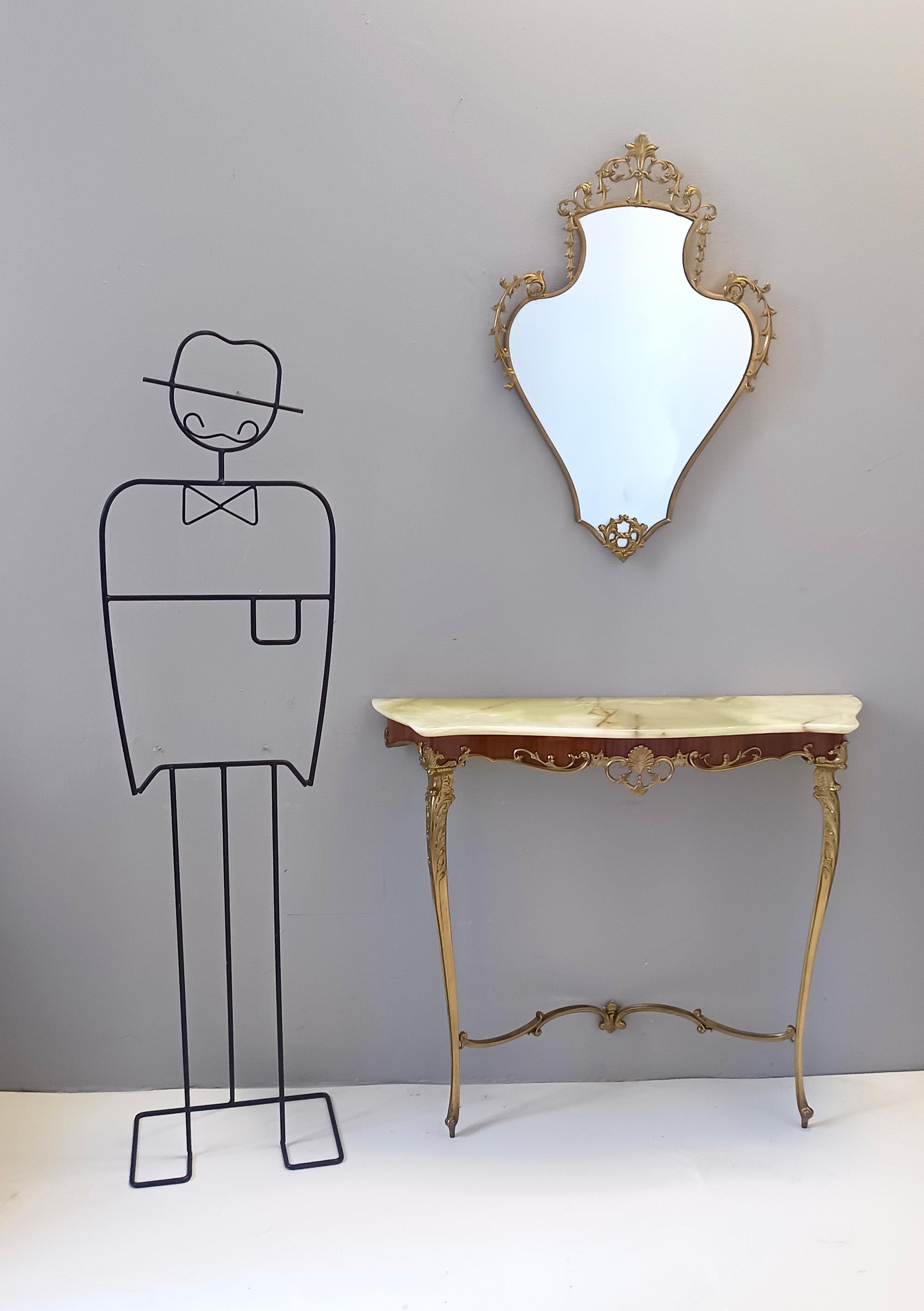 Mid-Century Modern Miroir mural et console avec dessus en onyx et cadre en laiton, Italie en vente