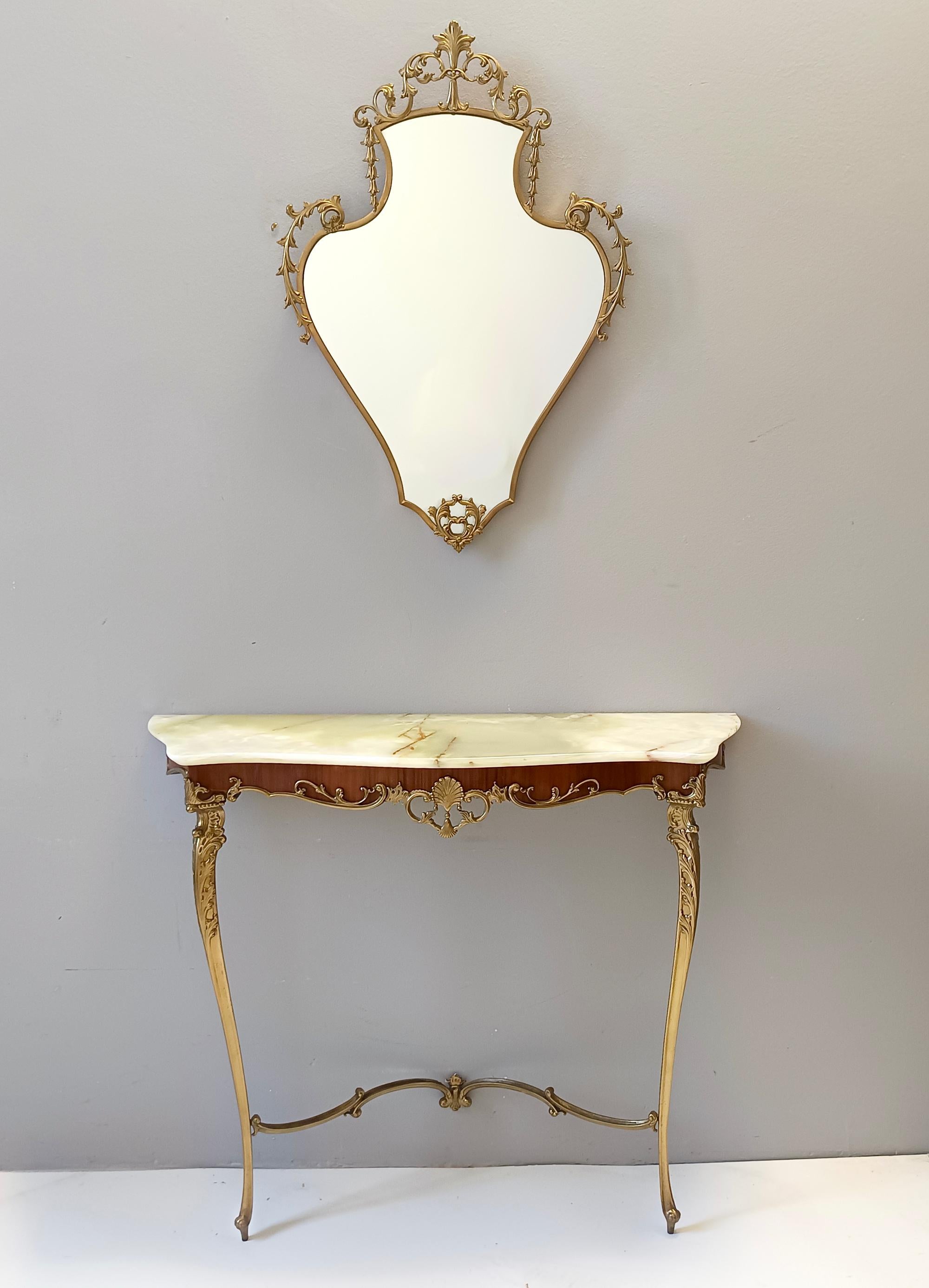 italien Miroir mural et console avec dessus en onyx et cadre en laiton, Italie en vente