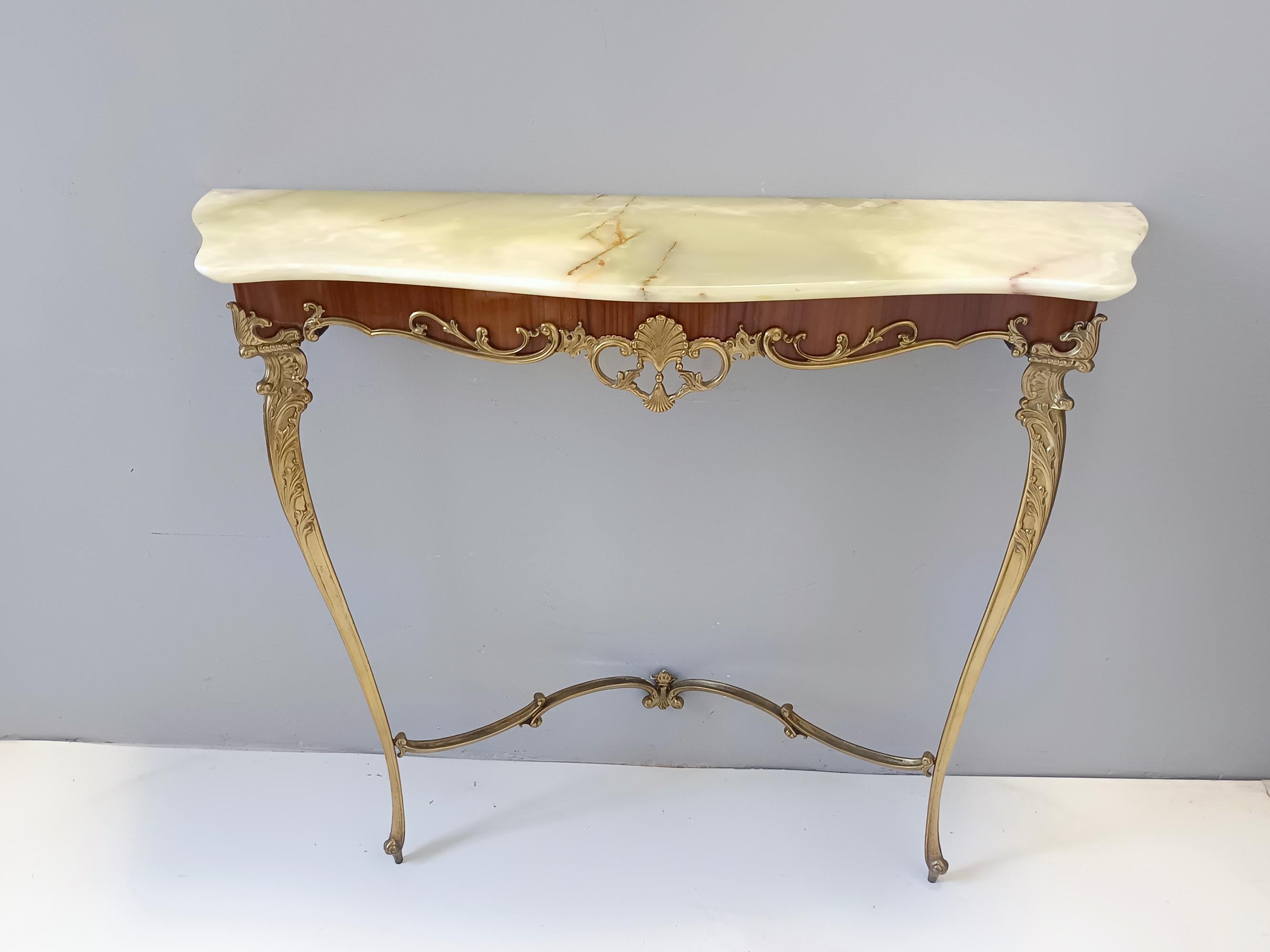 Moulage Miroir mural et console avec dessus en onyx et cadre en laiton, Italie en vente