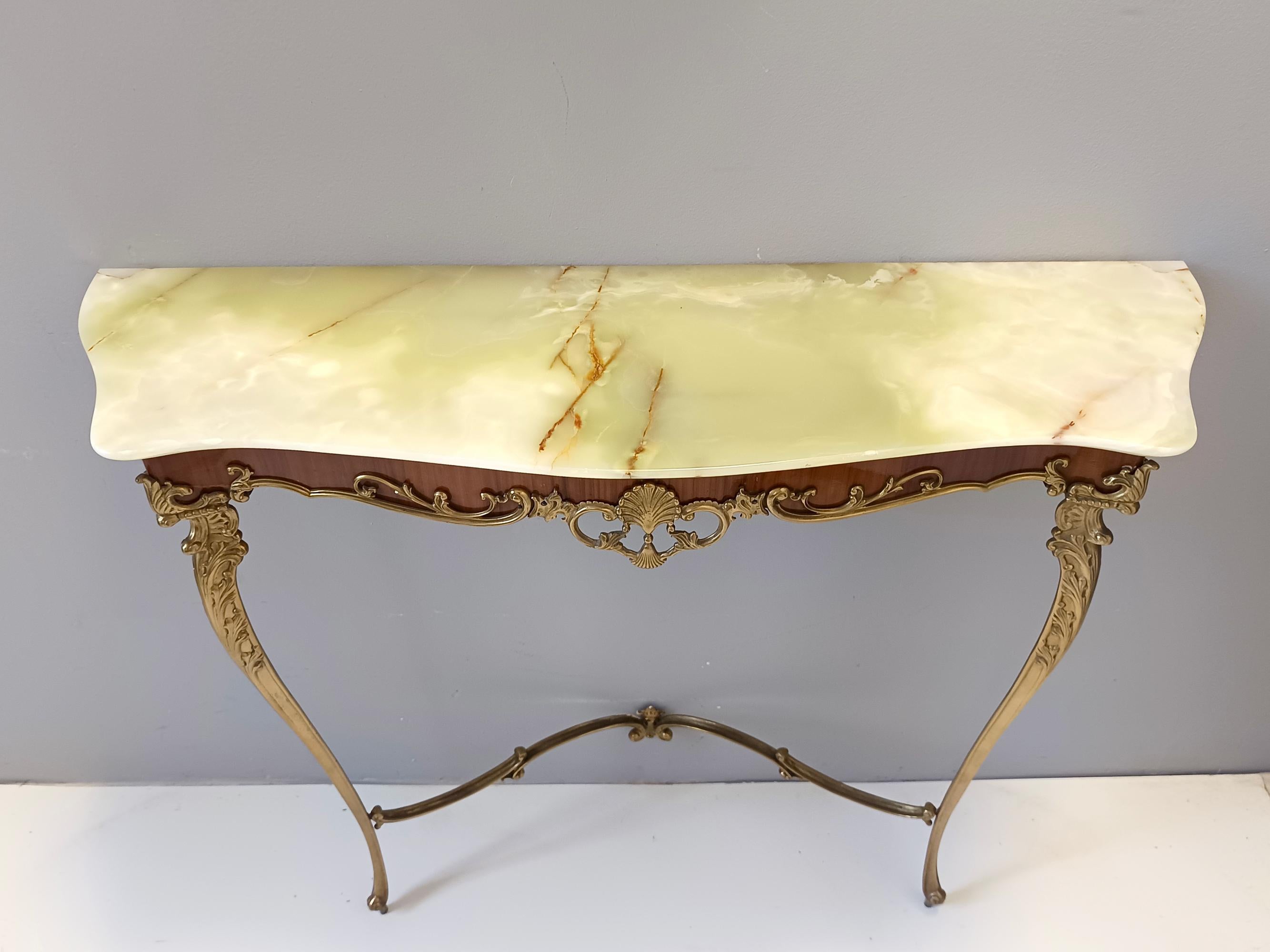 Miroir mural et console avec dessus en onyx et cadre en laiton, Italie Excellent état - En vente à Bresso, Lombardy