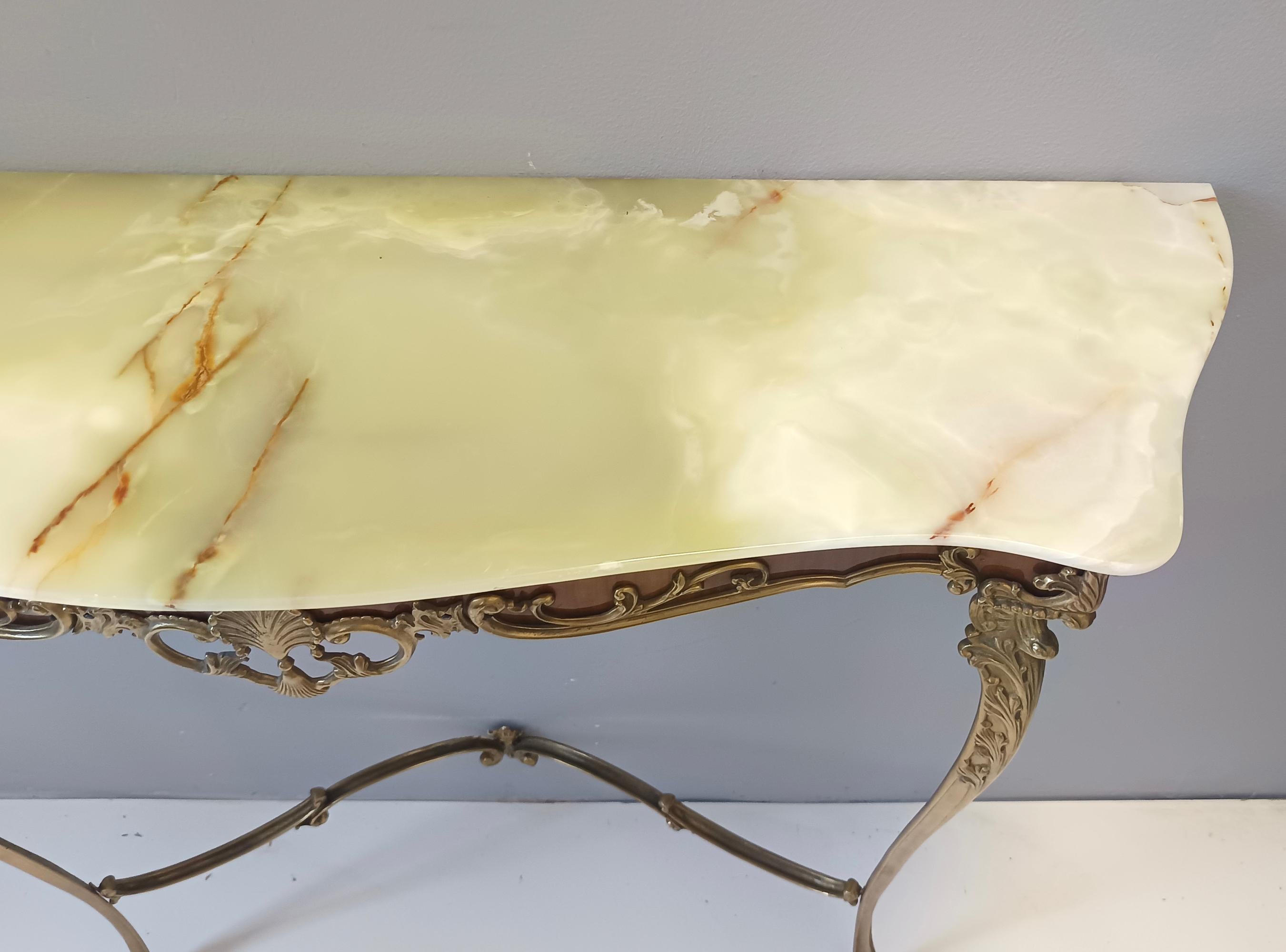 Laiton Miroir mural et console avec dessus en onyx et cadre en laiton, Italie en vente