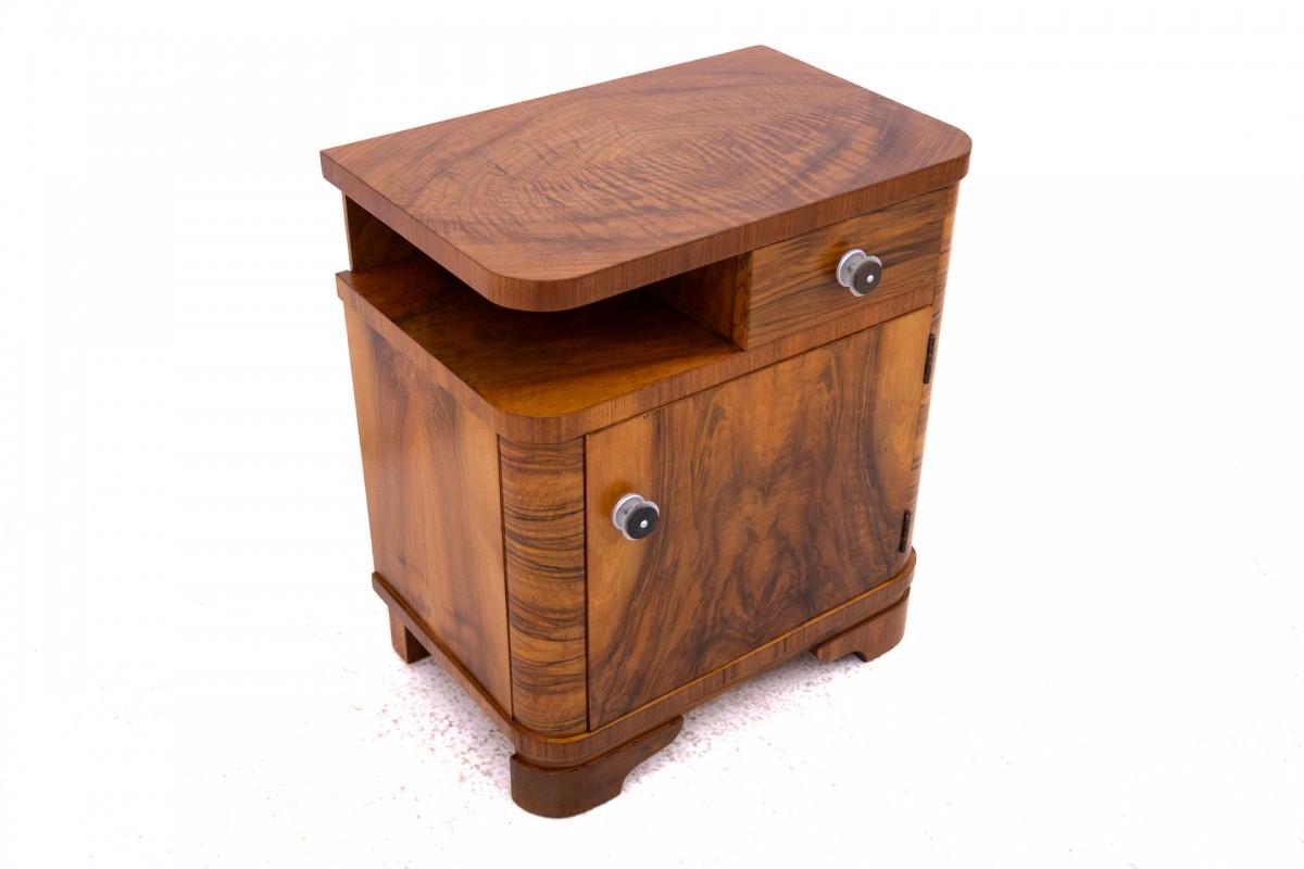 Juego de mesillas de noche de nogal, Polonia, primera mitad del siglo XX. Madera en venta