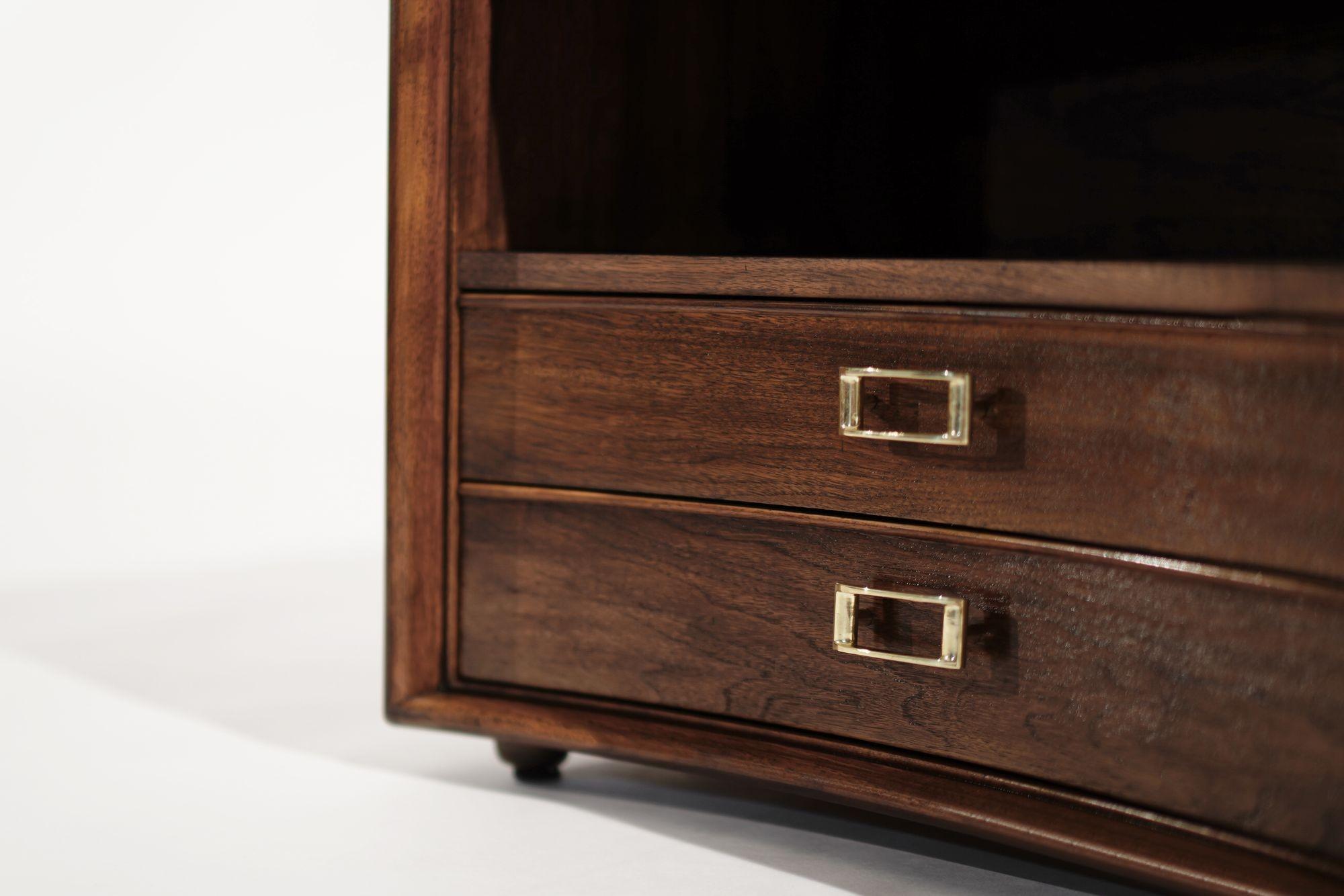 Ensemble de tables de chevet concaves en noyer par Paul Frankl, C.C. années 1950 en vente 4