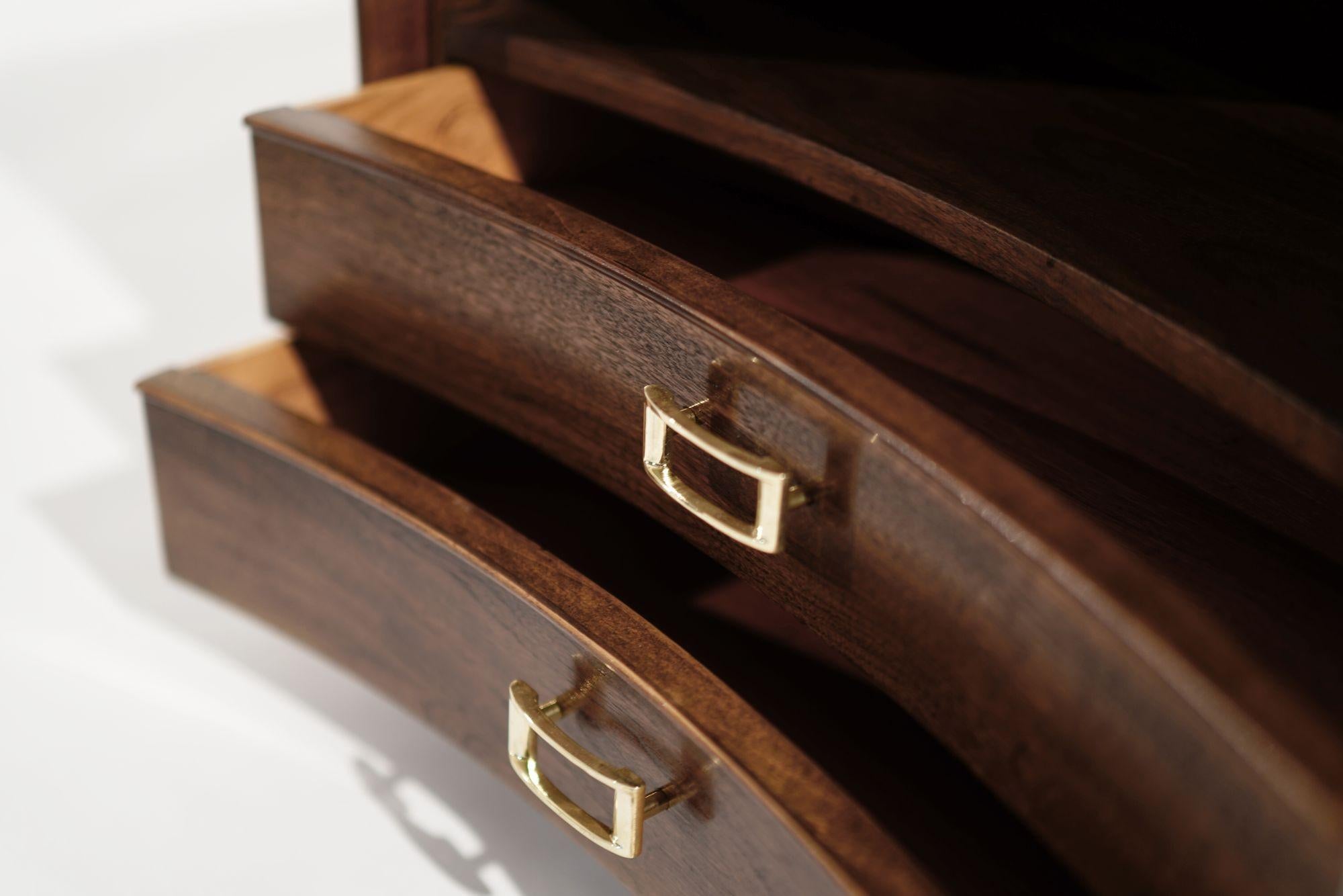 Ensemble de tables de chevet concaves en noyer par Paul Frankl, C.C. années 1950 en vente 5