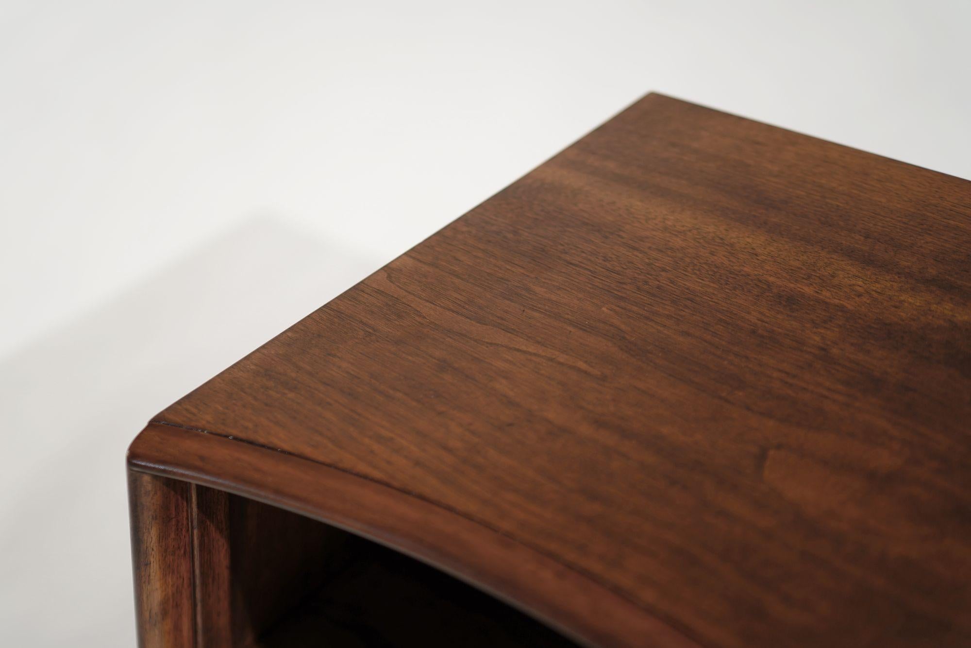 Ensemble de tables de chevet concaves en noyer par Paul Frankl, C.C. années 1950 en vente 6