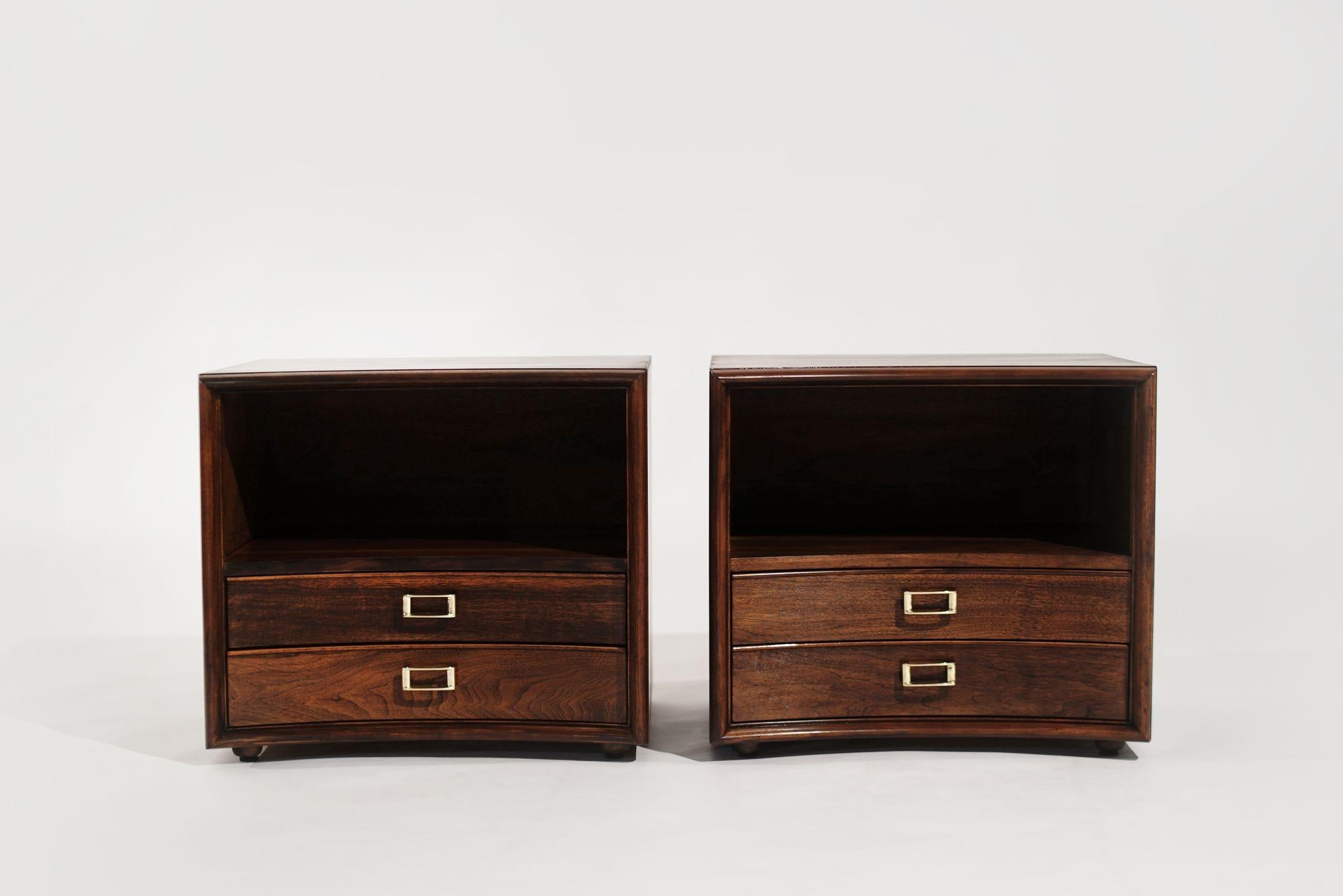 Tables de chevet vintage, conçues par Paul Frankl pour Johnson Furniture dans les années 1950. Fabriquées en noyer avec des ferrures en laiton de style boucle de ceinture, ces pièces entièrement restaurées apportent l'élégance du milieu du siècle à