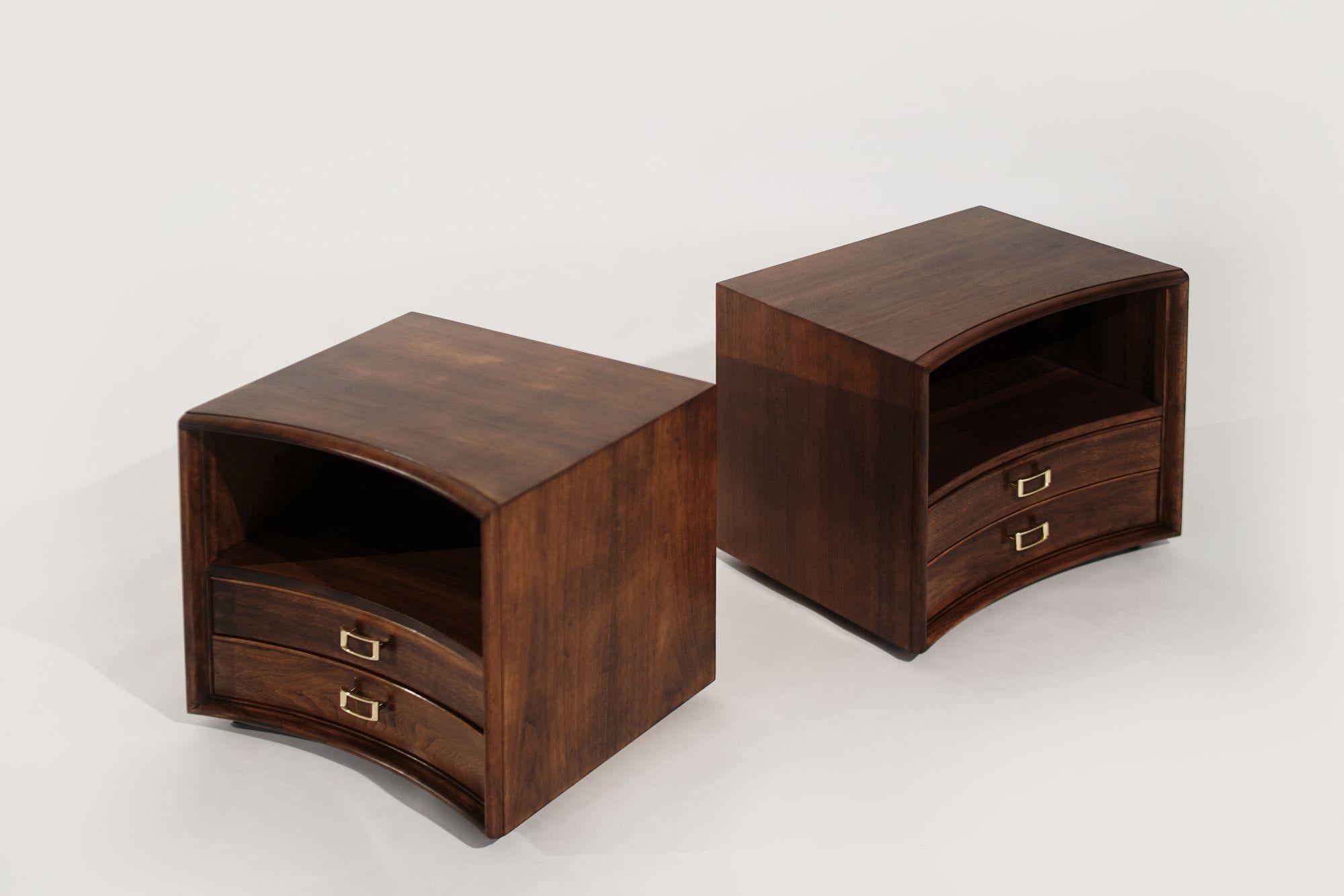 Ensemble de tables de chevet concaves en noyer par Paul Frankl, C.C. années 1950 Excellent état - En vente à Westport, CT