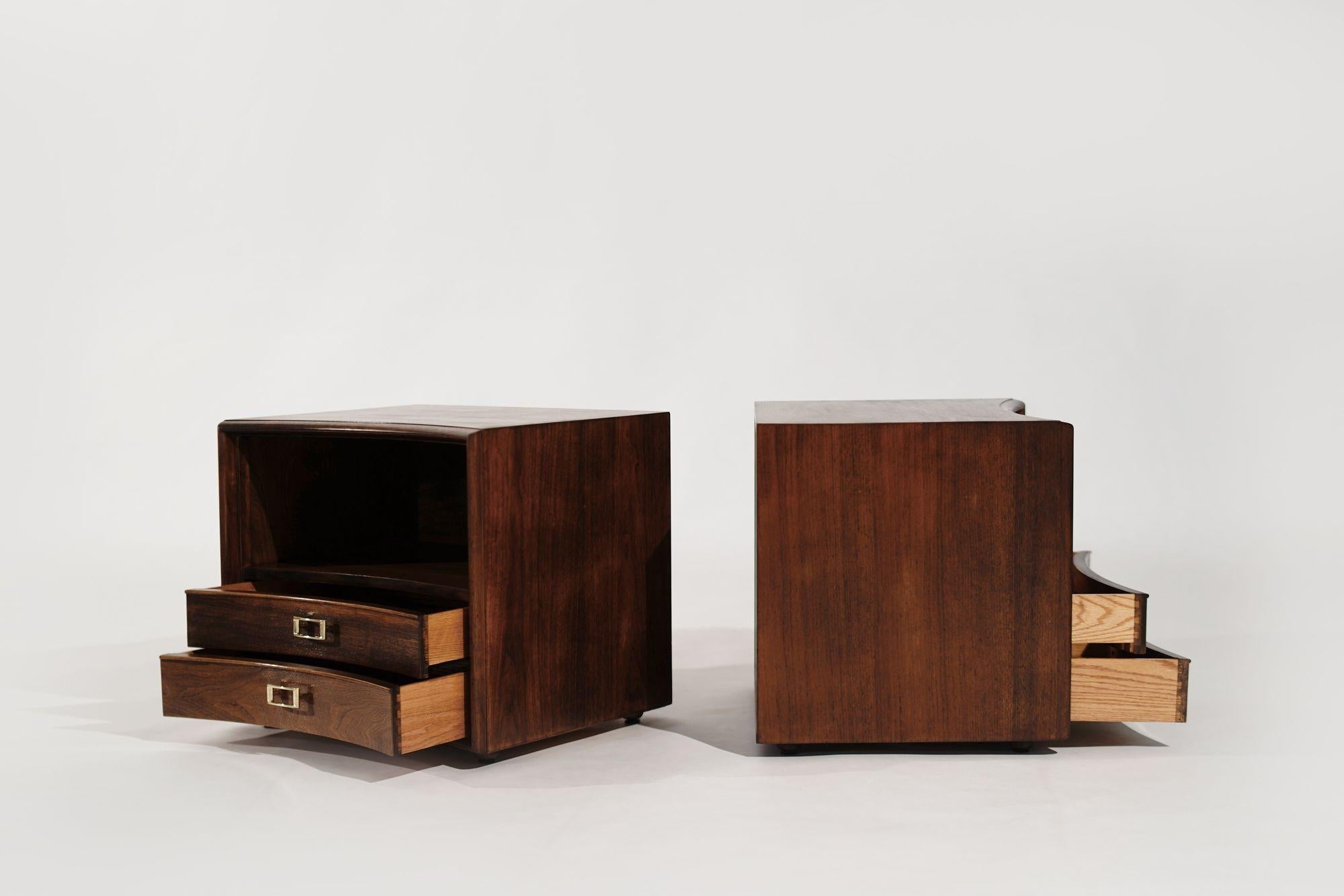 20ième siècle Ensemble de tables de chevet concaves en noyer par Paul Frankl, C.C. années 1950 en vente