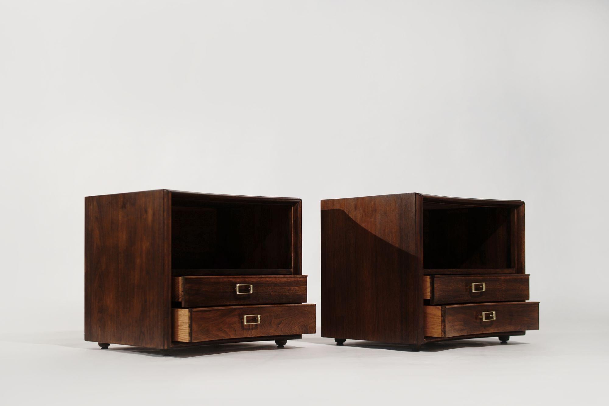 Laiton Ensemble de tables de chevet concaves en noyer par Paul Frankl, C.C. années 1950 en vente