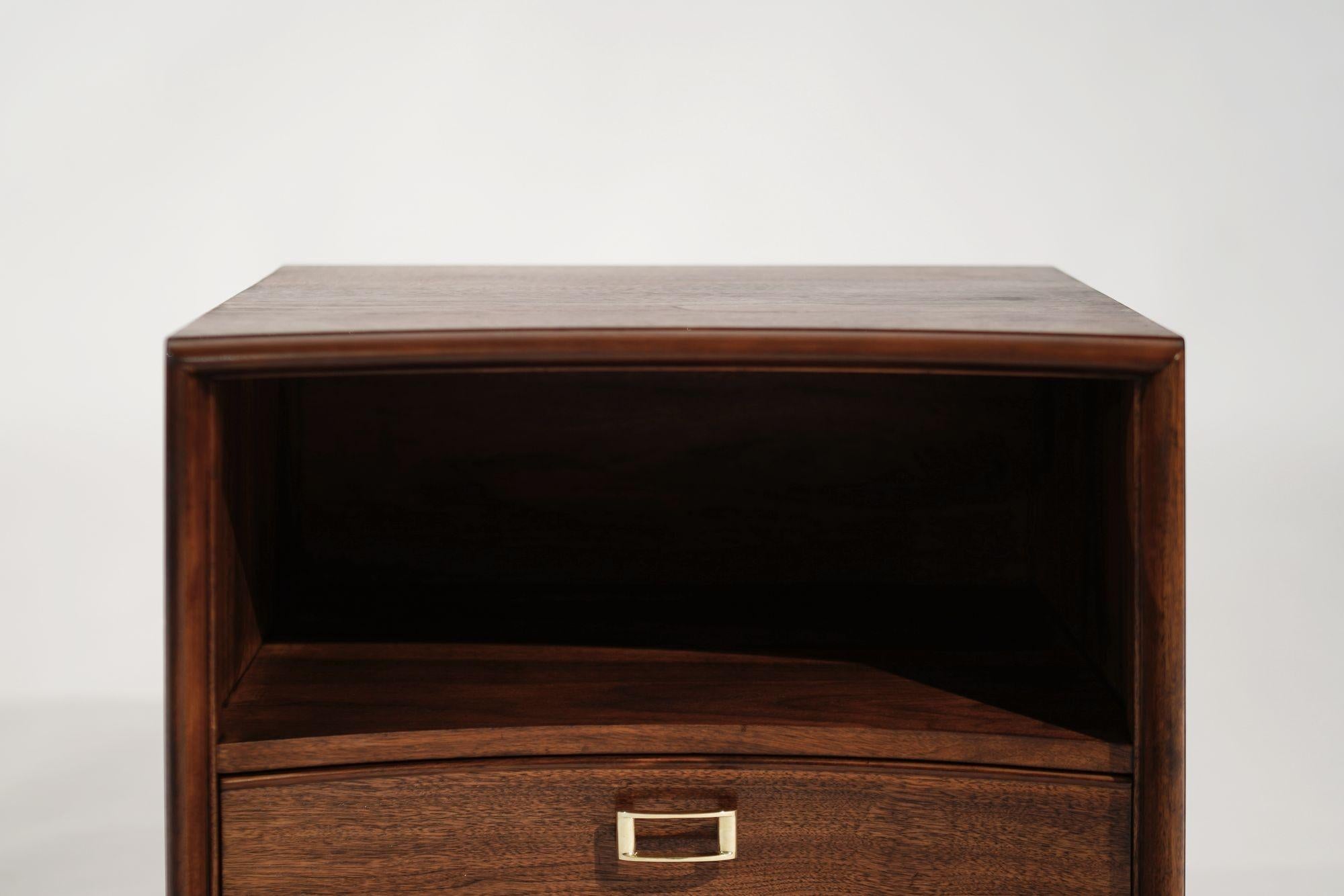 Ensemble de tables de chevet concaves en noyer par Paul Frankl, C.C. années 1950 en vente 1