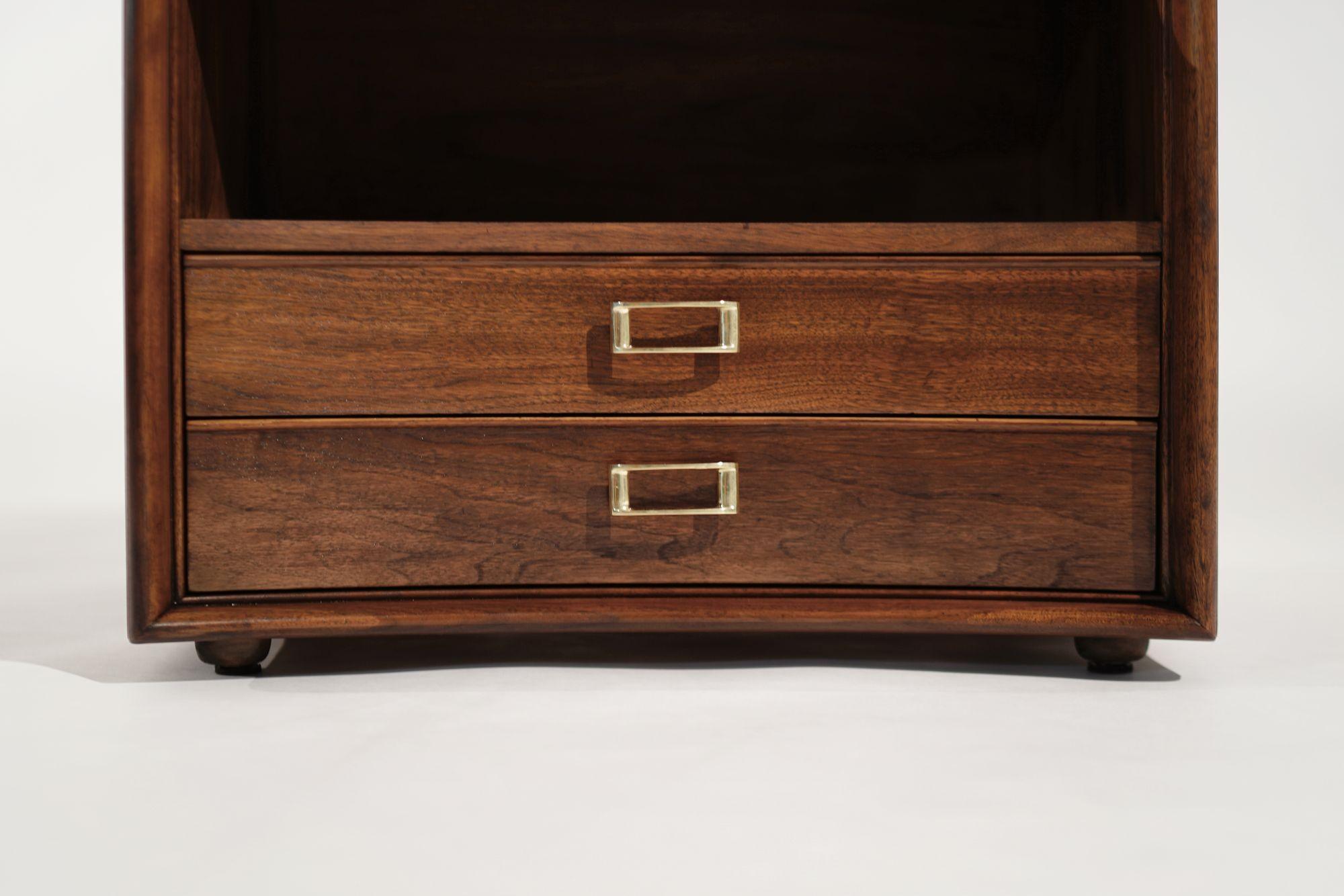 Ensemble de tables de chevet concaves en noyer par Paul Frankl, C.C. années 1950 en vente 2