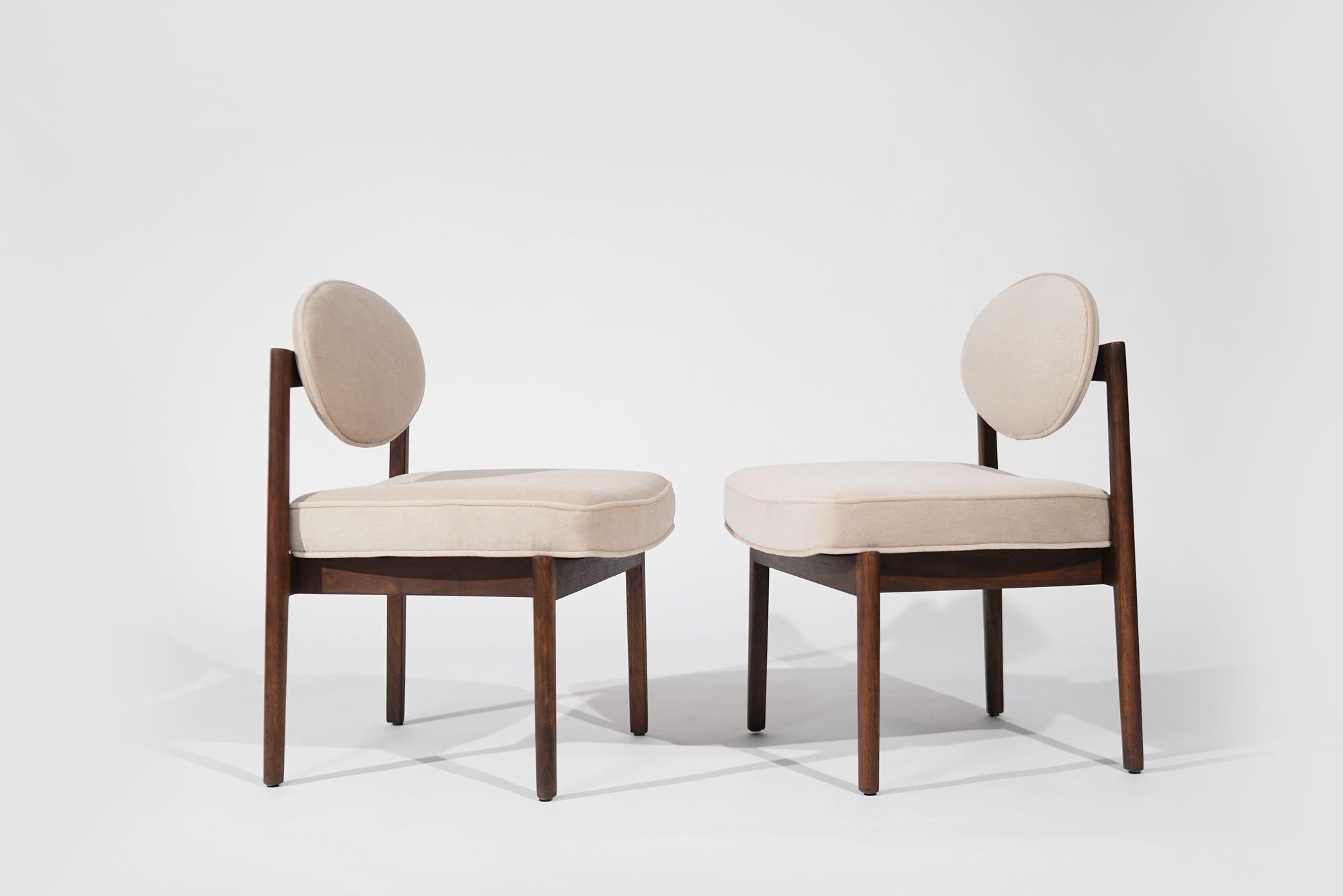 American Set of Walnut Side Chairs by Jens Risom in Natural Mohair, C. 1950s For Sale