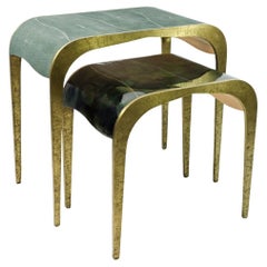 Set von Wasserfall-Stapeltischen aus Chagrinleder und gehämmertem Messing von Ginger Brown