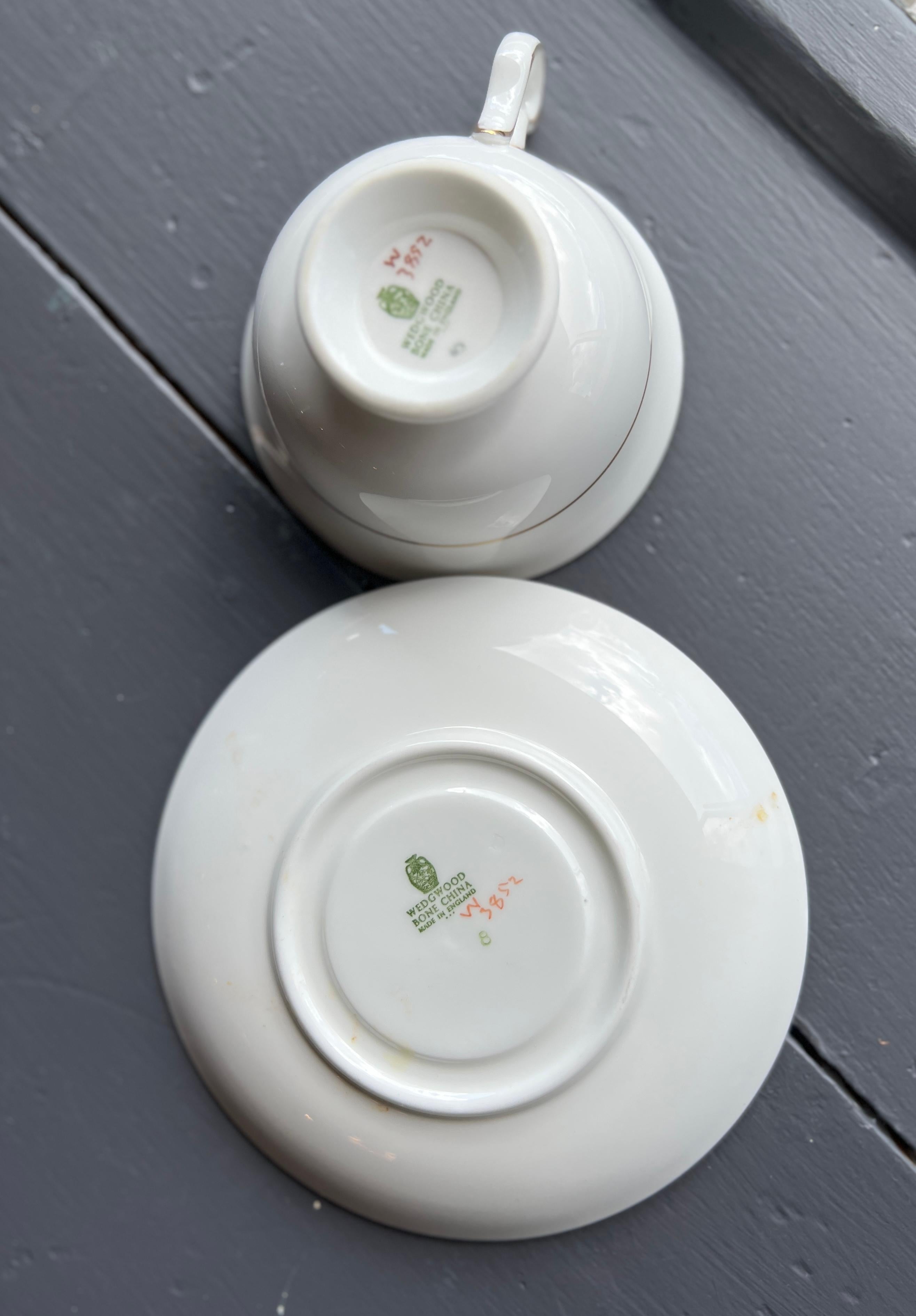 Set of Wedgewood Bone China - Pattern: Gold Leaf Ivy Circa 1970 4