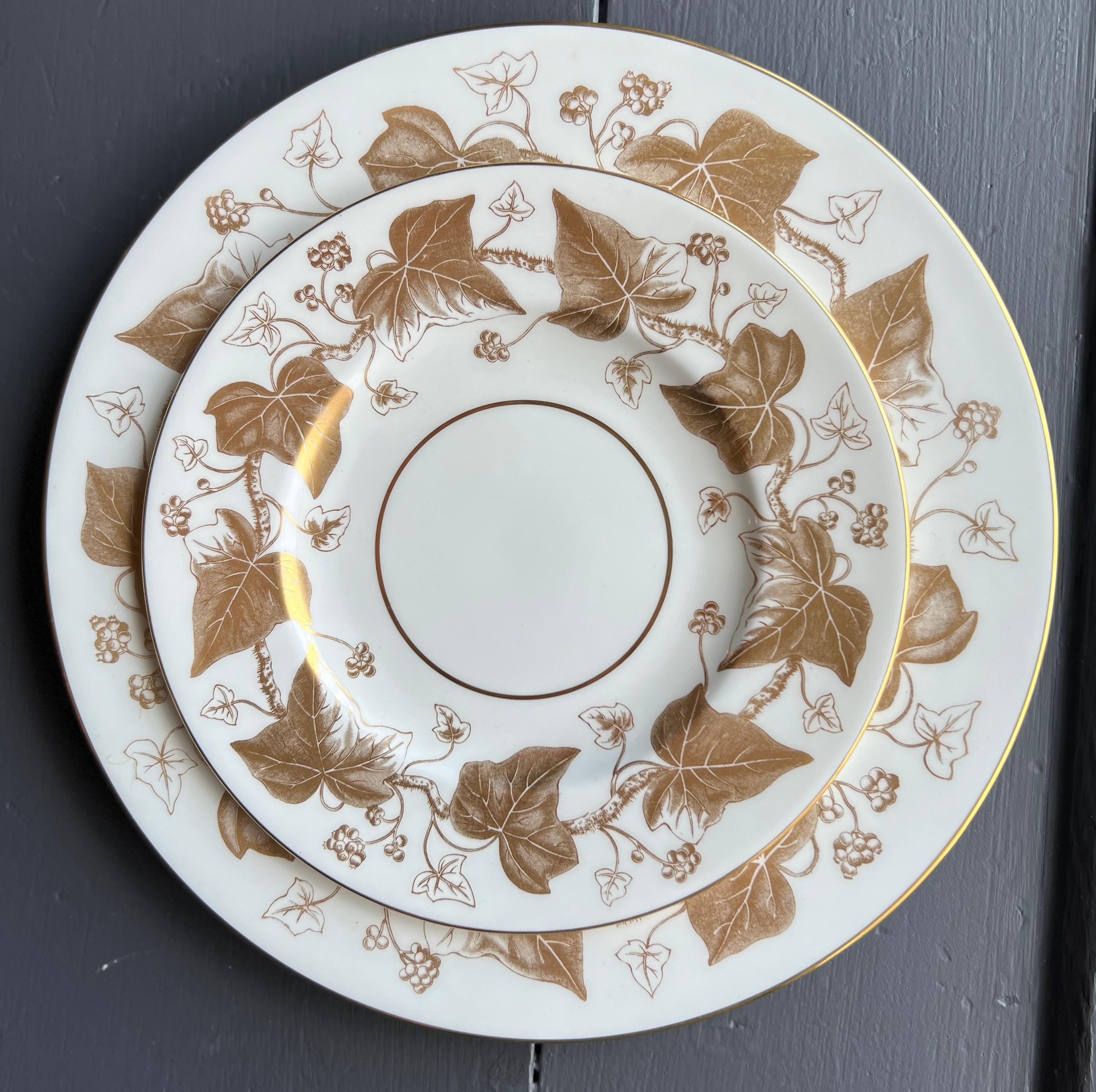 Set of Wedgewood Bone China - Pattern: Gold Leaf Ivy Circa 1970 In Excellent Condition In Mt Kisco, NY
