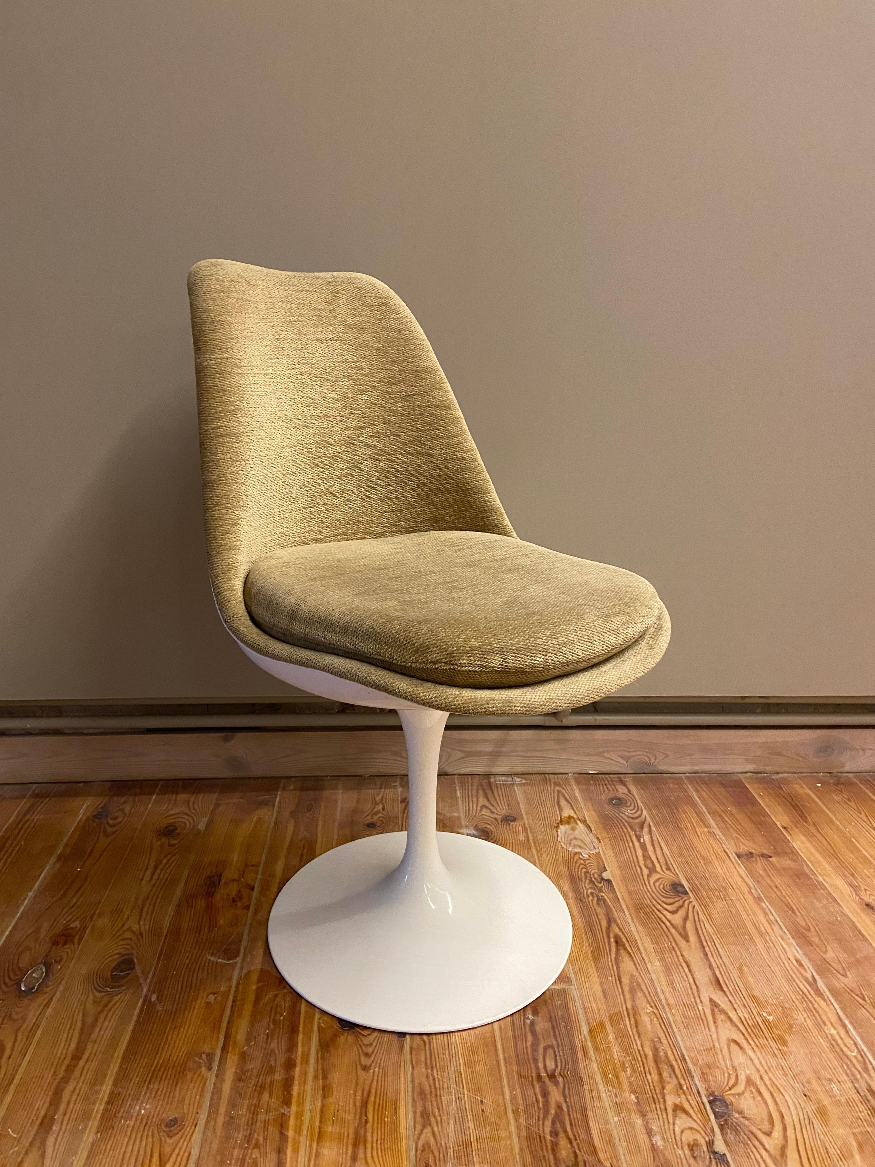 Extraordinary set of six “Tulip 151” model chairs designed by Eero Saarinen. Widely recognized model, a classic in the history of design. Simple structure, the seat itself is made of white fiberglass. The four classic legs have been eliminated to