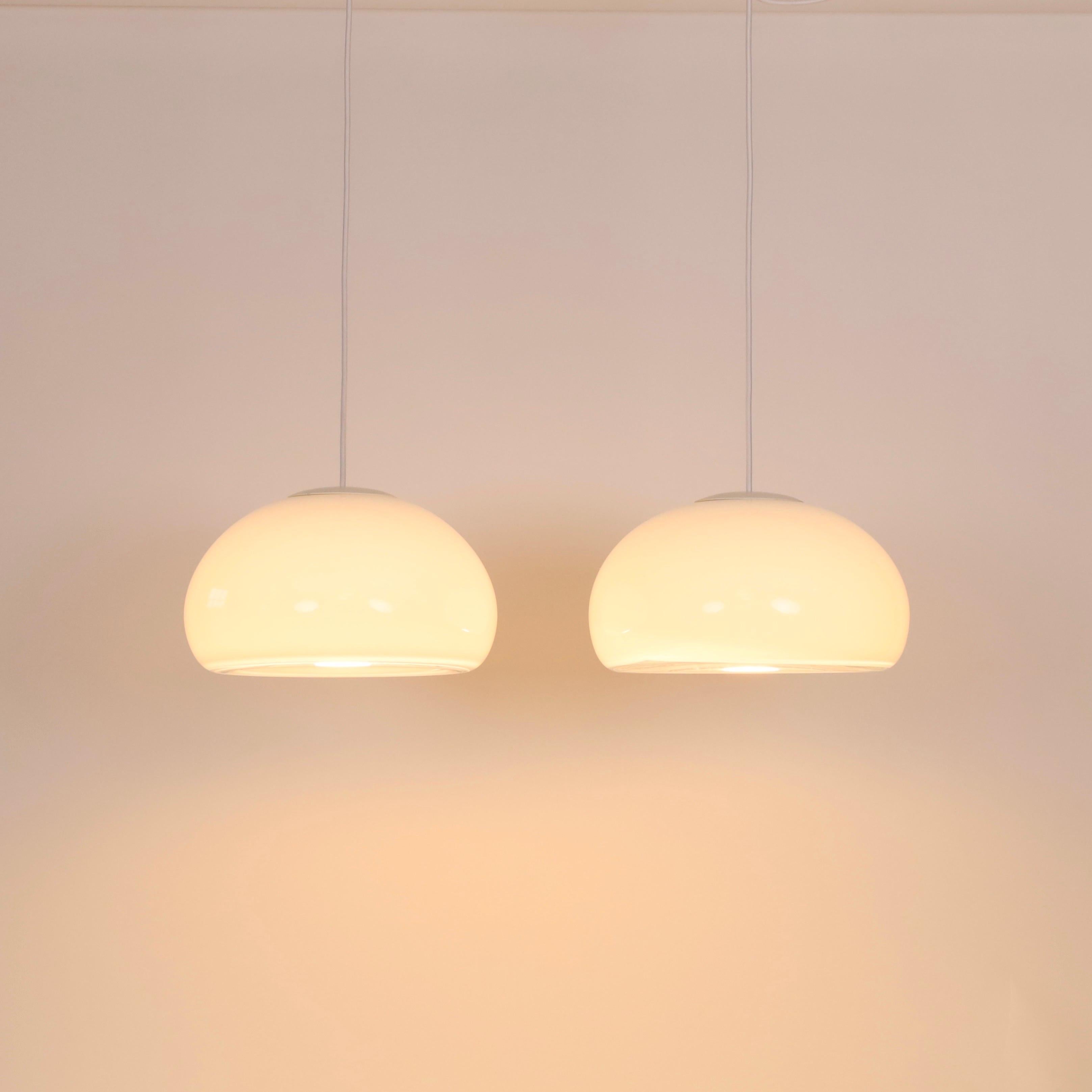 Danois Ensemble de lampes suspendues en verre blanc par Per Lütken pour Holmegaard, années 1980, Danemark en vente