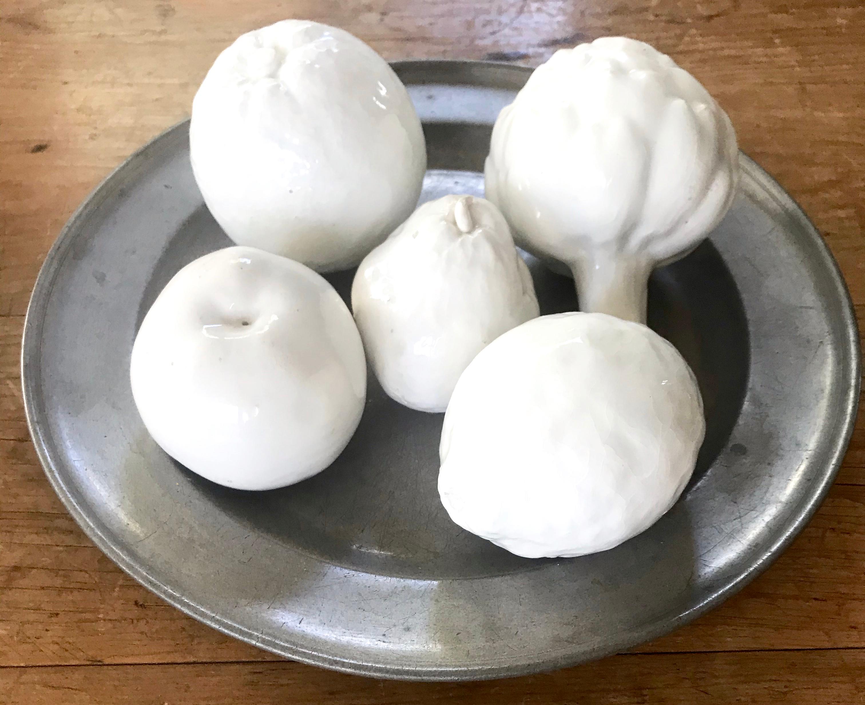 frutta in ceramica bianca