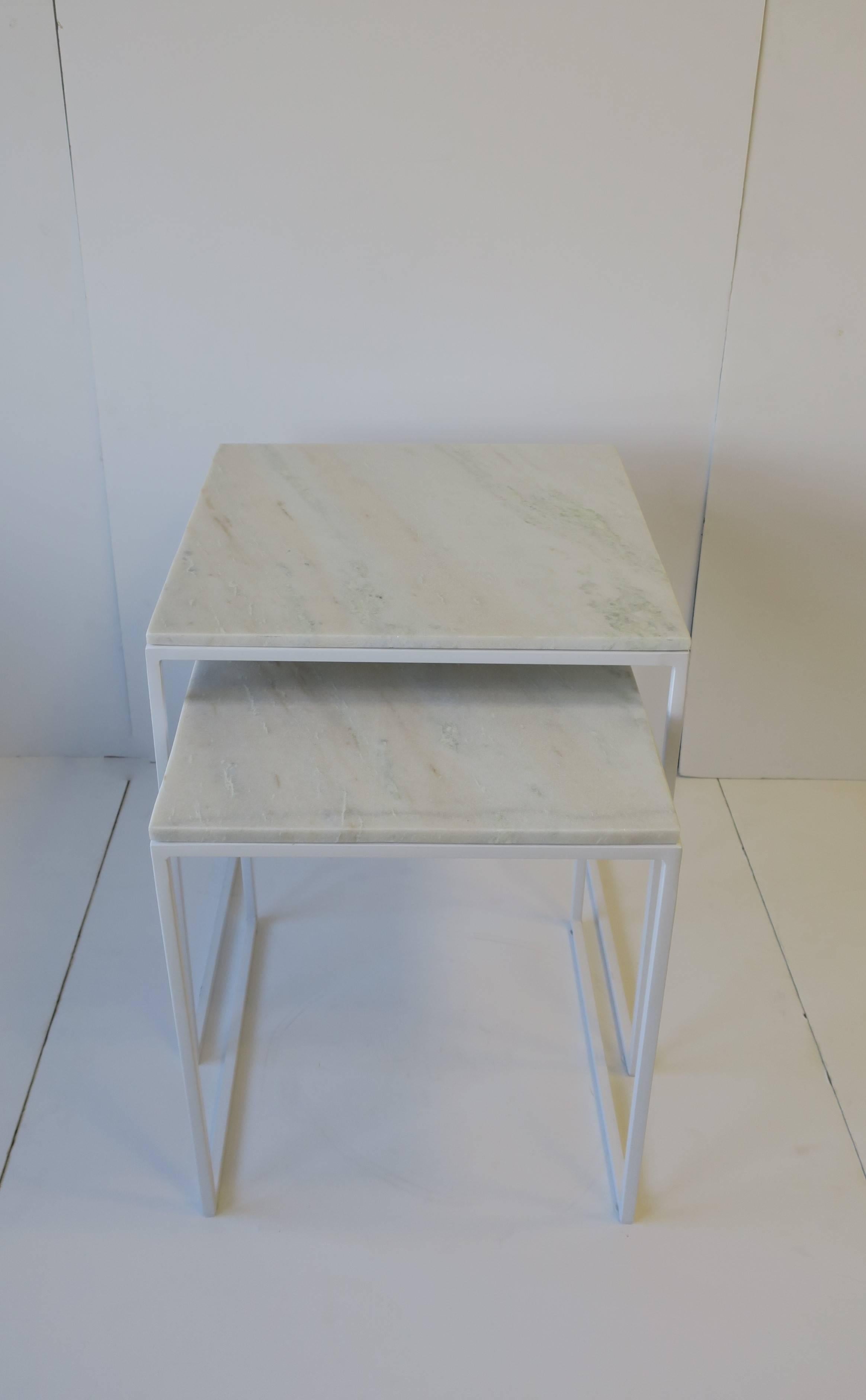 Minimaliste Tables d'appoint gigognes en marbre blanc, paire  en vente