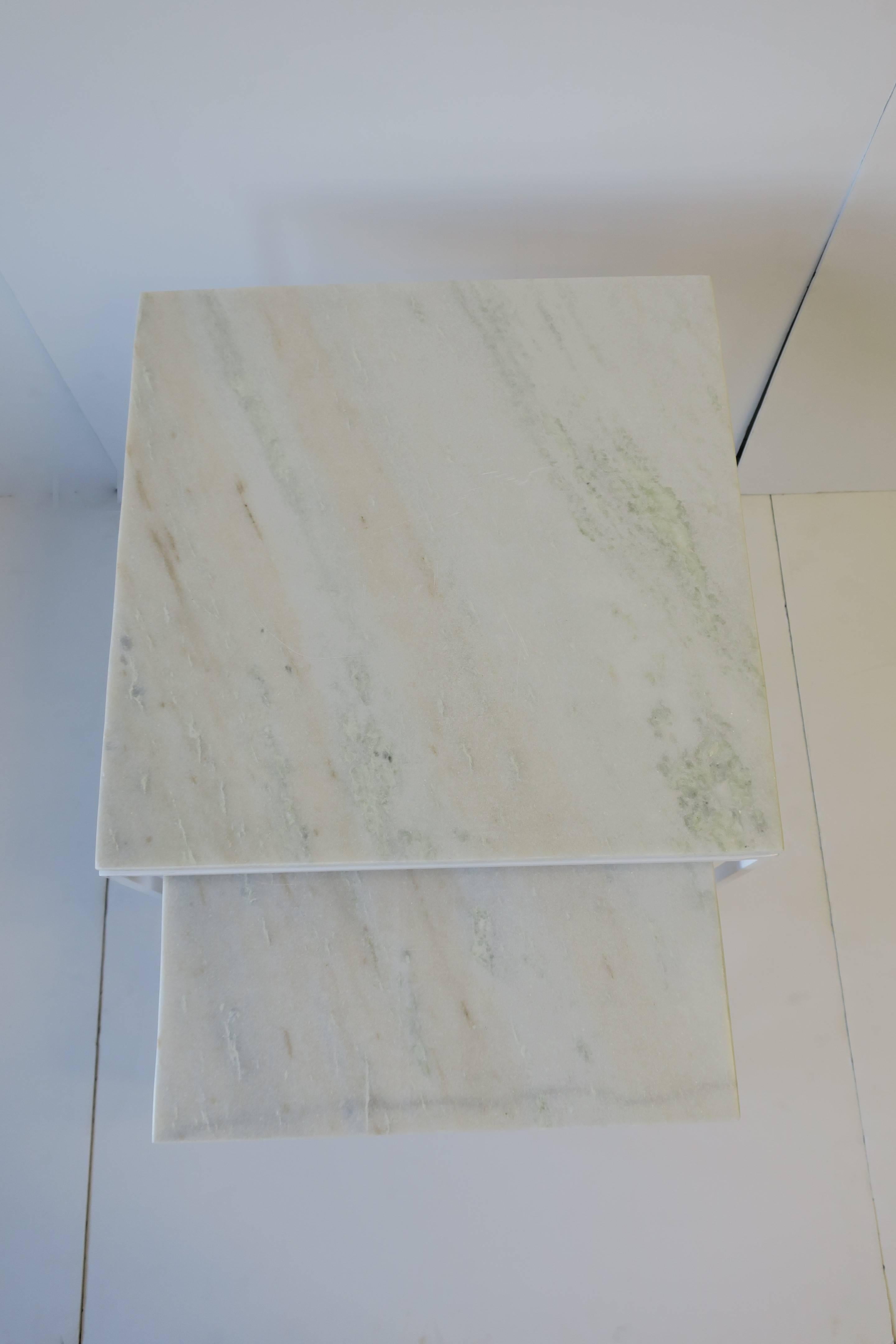 XXIe siècle et contemporain Tables d'appoint gigognes en marbre blanc, paire  en vente
