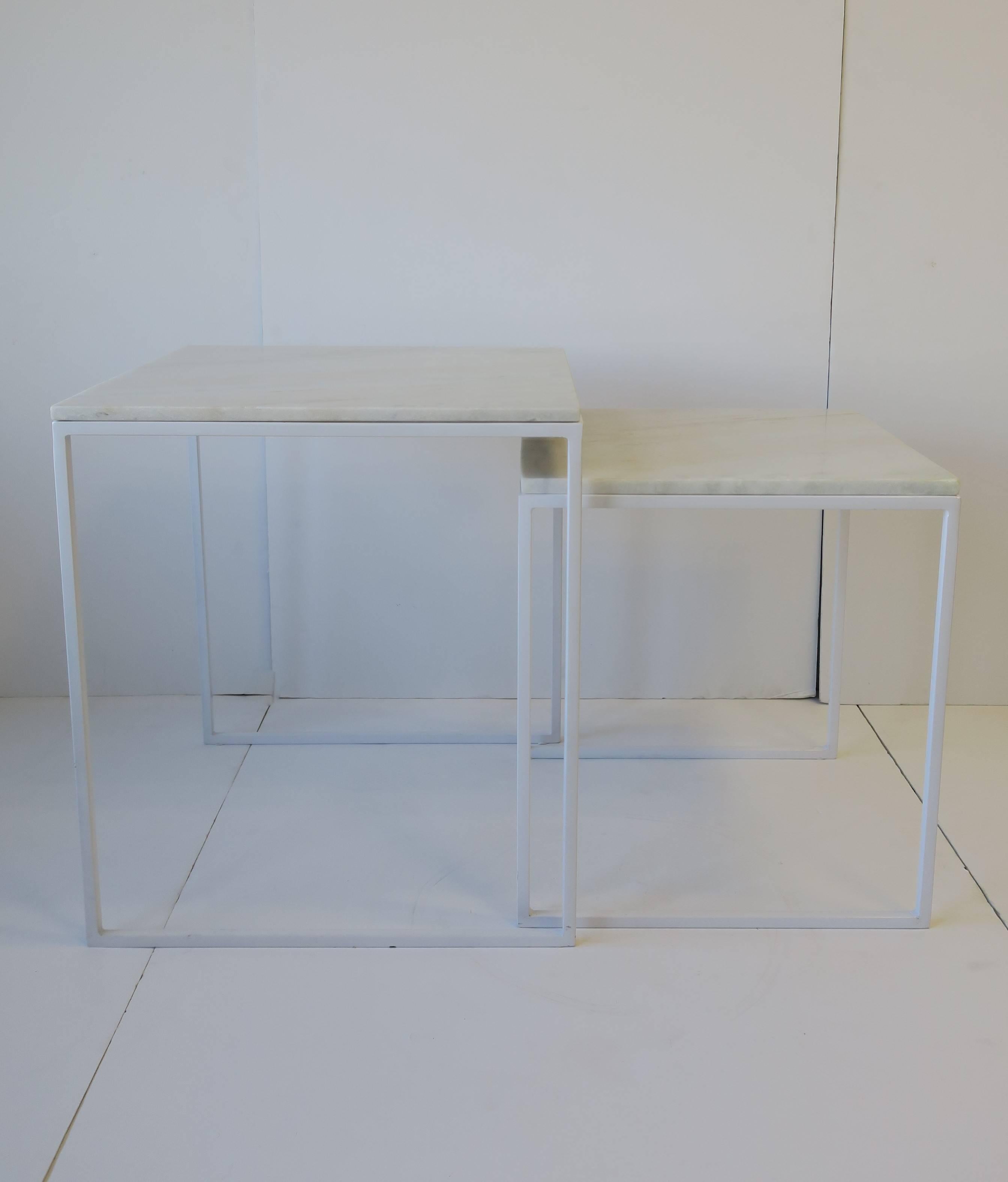 Métal Tables d'appoint gigognes en marbre blanc, paire  en vente