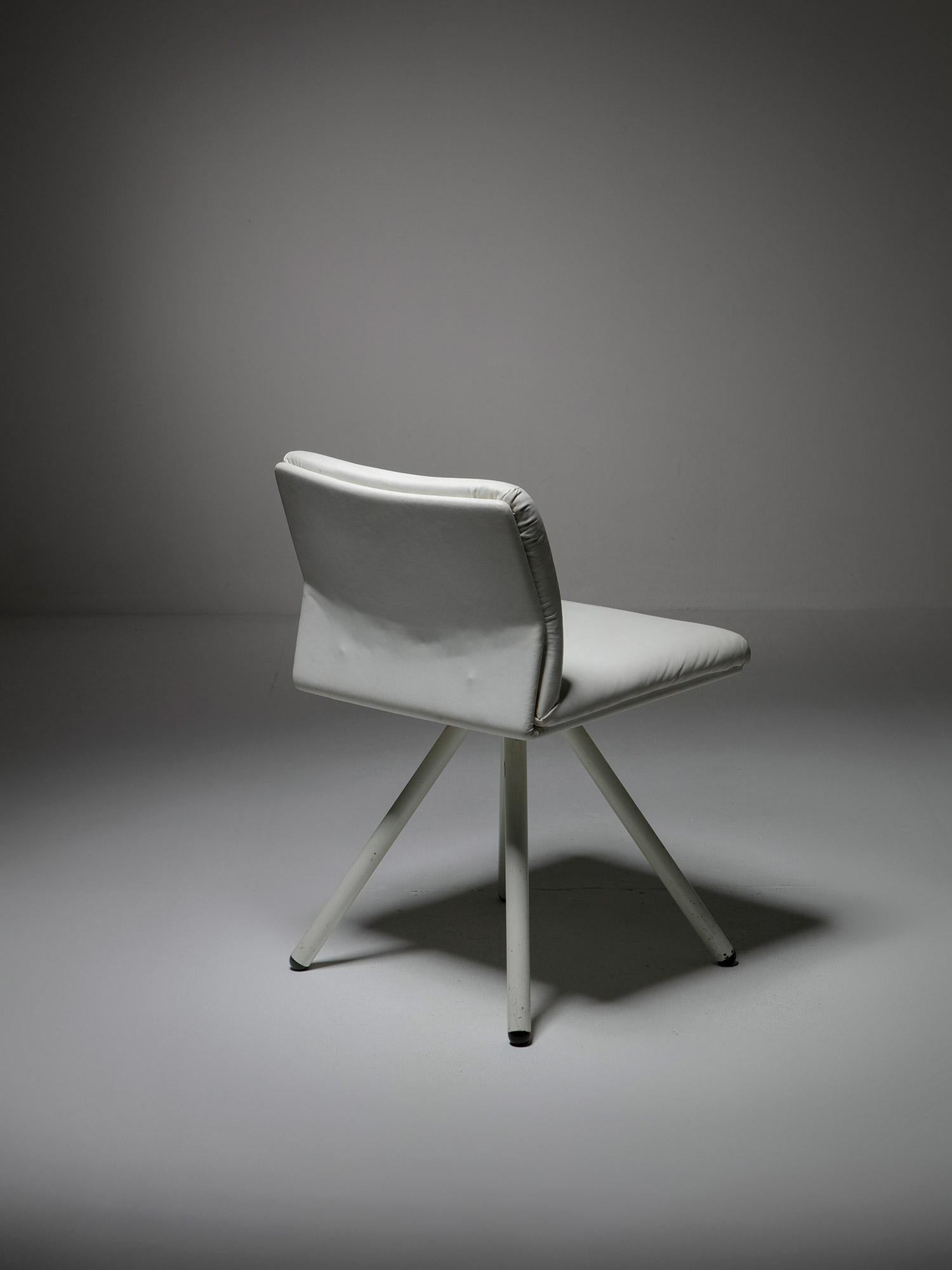 Set of White Leather Dining Chairs, Italy, 1970s In Good Condition For Sale In Milan, IT