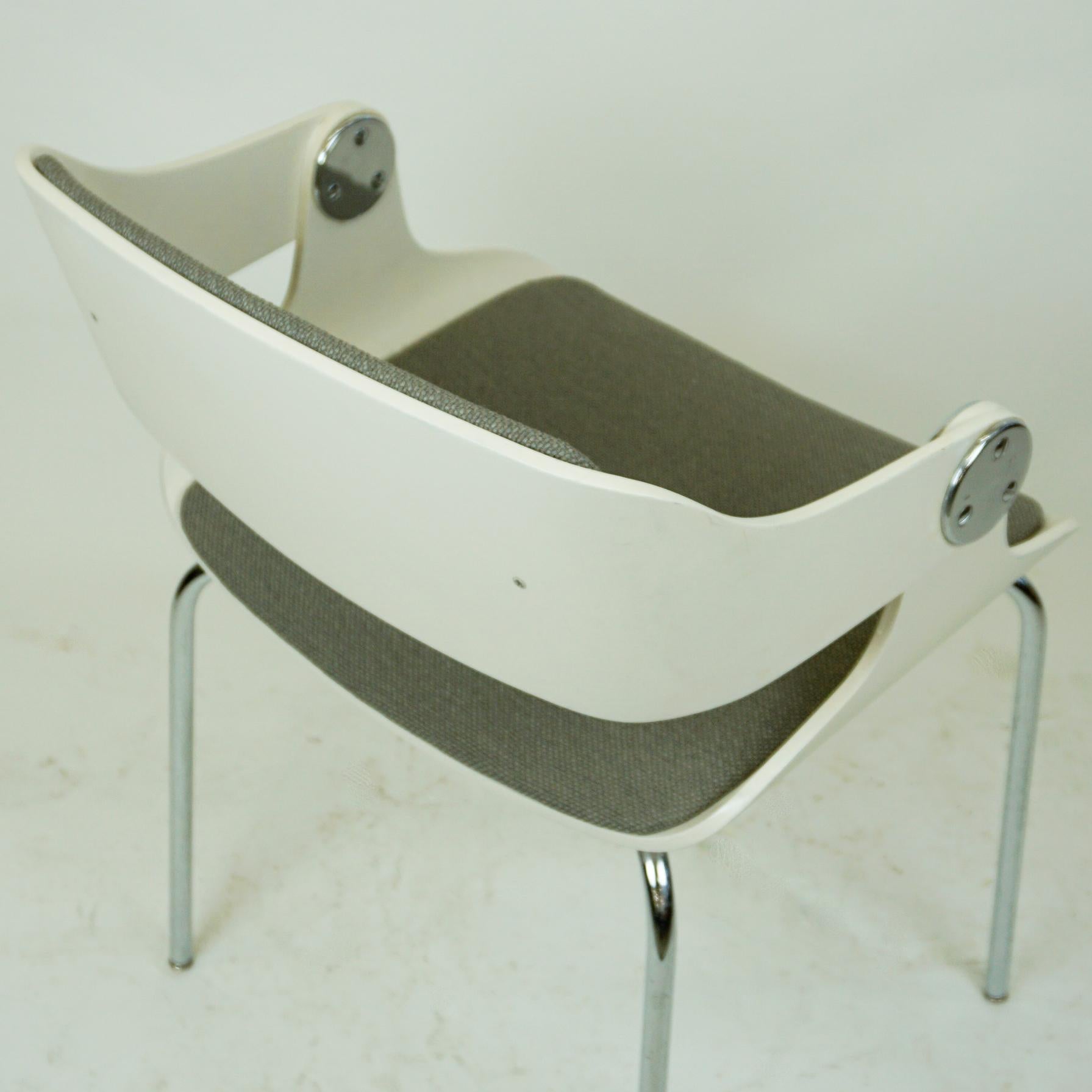 Chaise blanche de l'ère spatiale et tissu gris d'Eugen Schmidt, Allemagne en vente 6