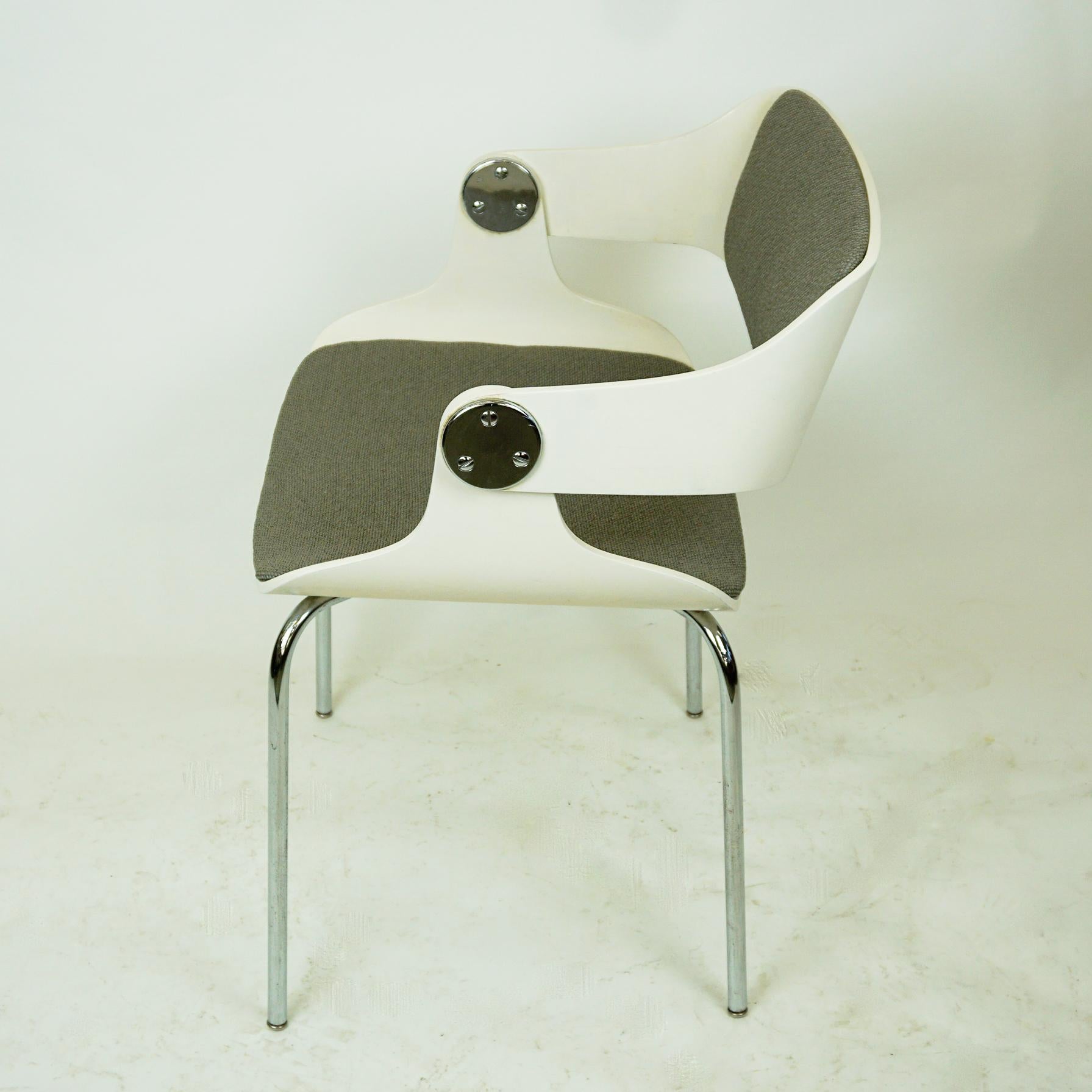 Laqué Chaise blanche de l'ère spatiale et tissu gris d'Eugen Schmidt, Allemagne en vente