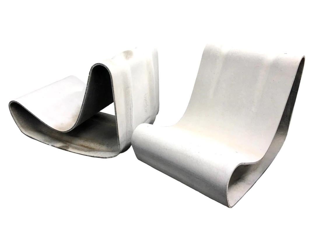 Fantastisches Paar Zementstühle mit passendem Tisch vom Schweizer Designer Willy Guhl für Eternit. Einer der kultigsten Stühle, die je entworfen wurden. Preislich als Paar mit passendem Tisch. 2003-heute. Ausgezeichneter Zustand.